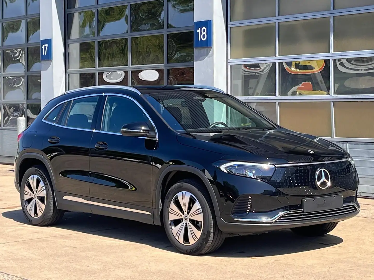 Mercedes-Benz EQA 300 4MATIC Luxury Line Zwart - 2