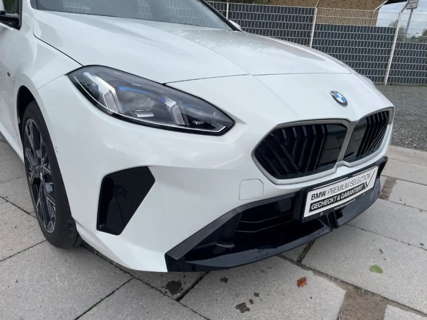 BMW 120 i MSport Apple CarPlay DAB 18'' LMR DrivAssis Weiß - 2
