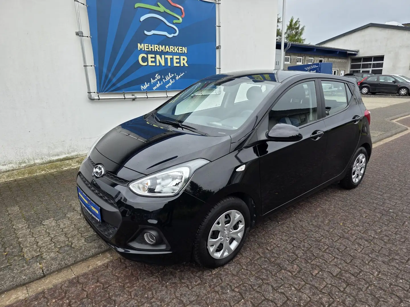 Hyundai i10 1.0 Klima, PDC, Bluetooth, Tempomat 49 kW (67 P... Schwarz - 1