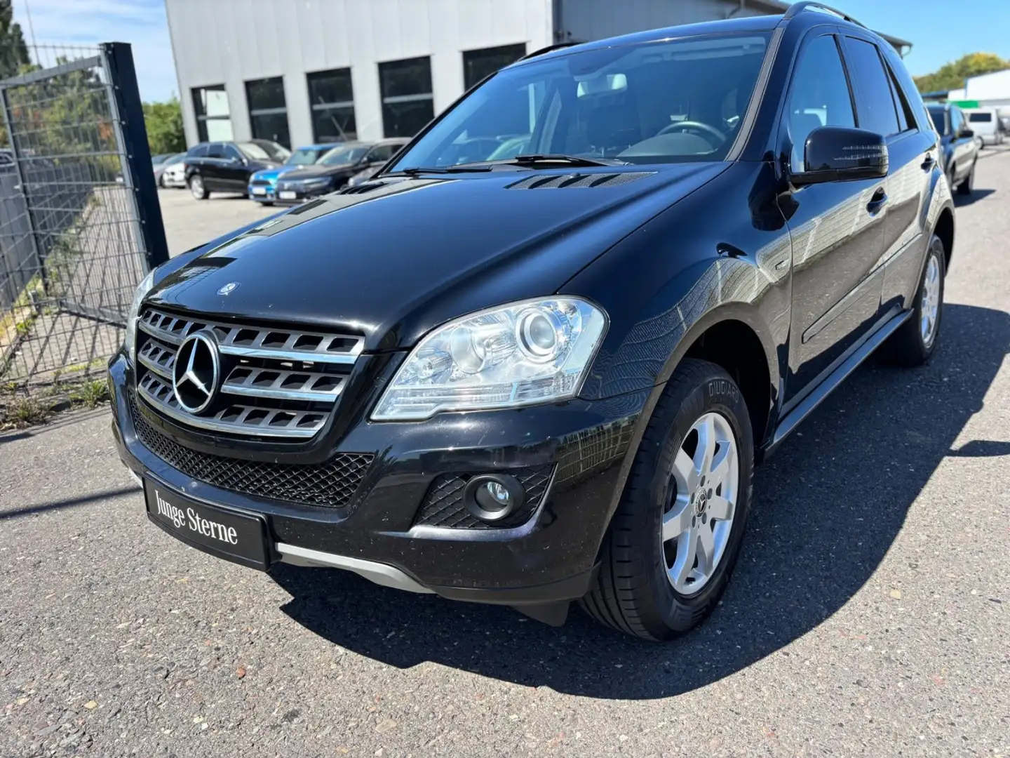 Mercedes-Benz ML 300 ML-300 CDI BlueEfficiency 4Matic Navi-DVD/AHK Schwarz - 1