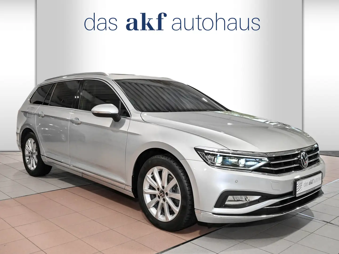 Volkswagen Passat Variant 2.0 TDI DSG Elegance-Navi*AHK*Kamer Silber - 2