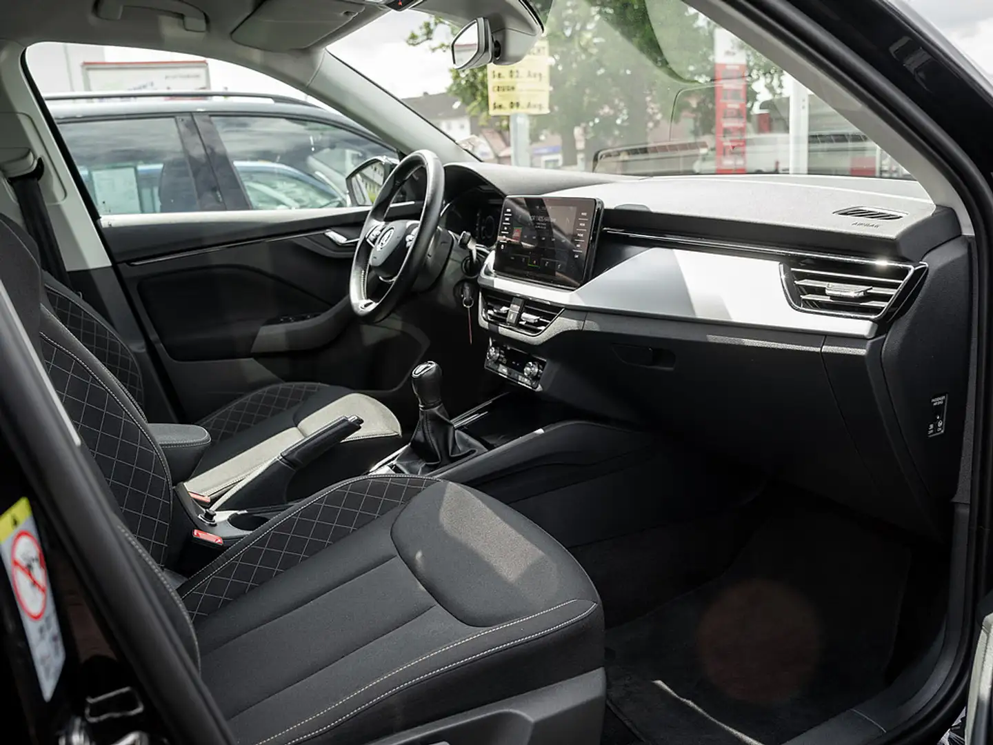 Skoda Kamiq 1.5 TSI Drive 125 AHK Klima ALU Sitzhzg Schwarz - 2