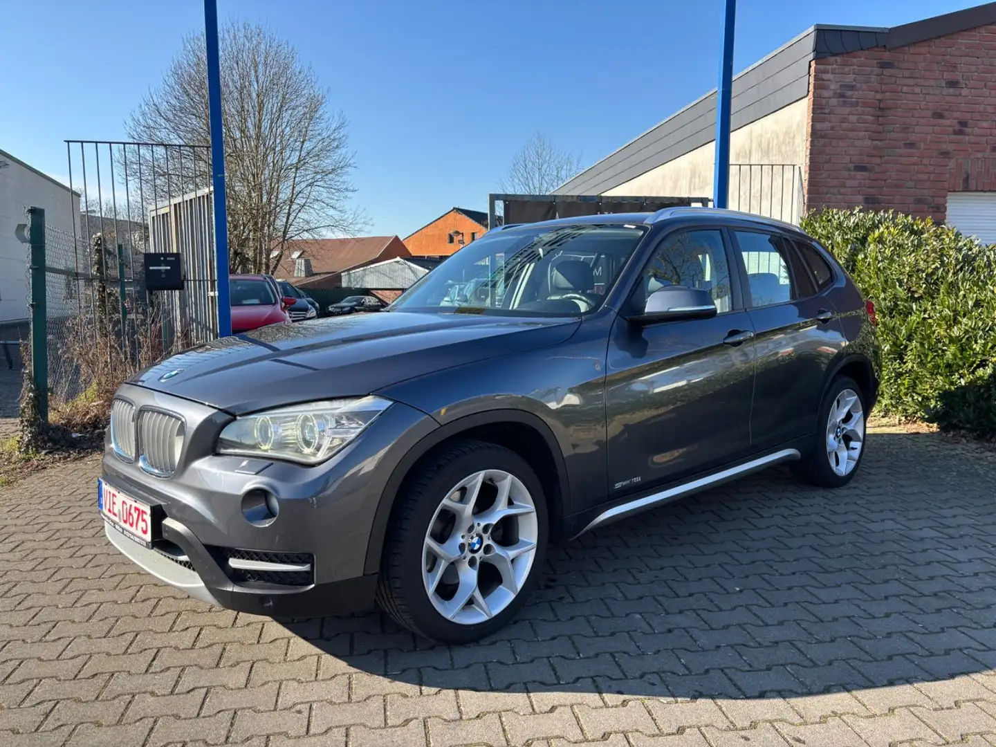 BMW X1 18 i sDrive AUTOMATIK SHZ PDC NAVI GARANTIE Grau - 1