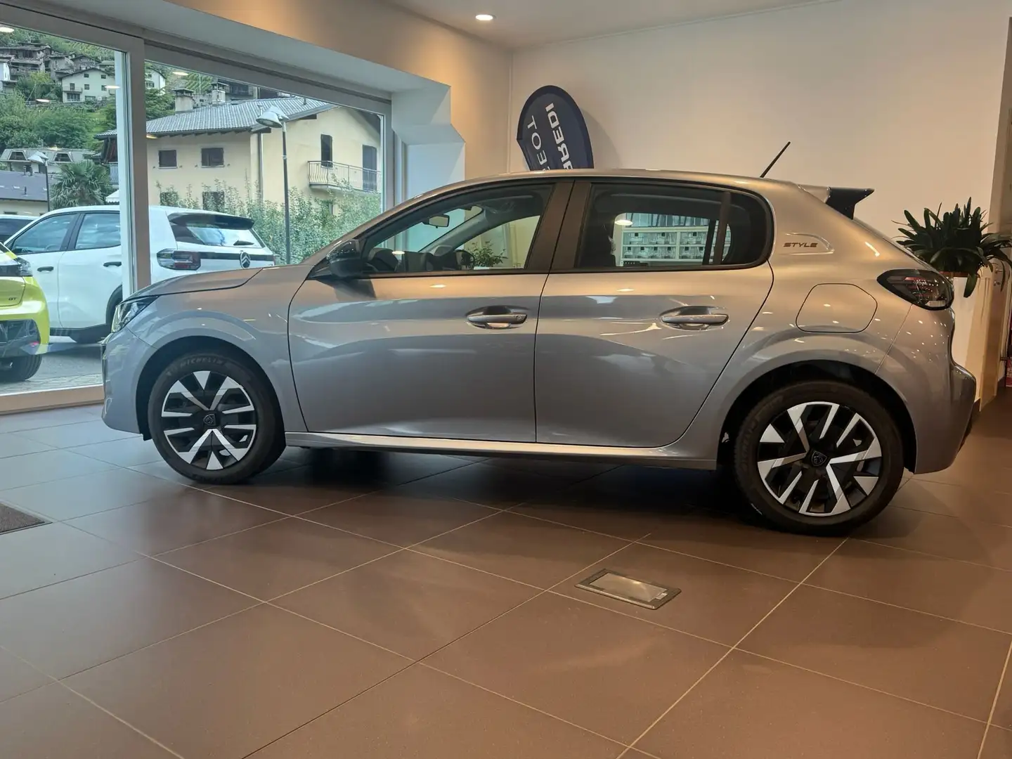 Peugeot 208 208 II 2023 1.2 hybrid Style 110cv e-dcs 6 Argento - 2