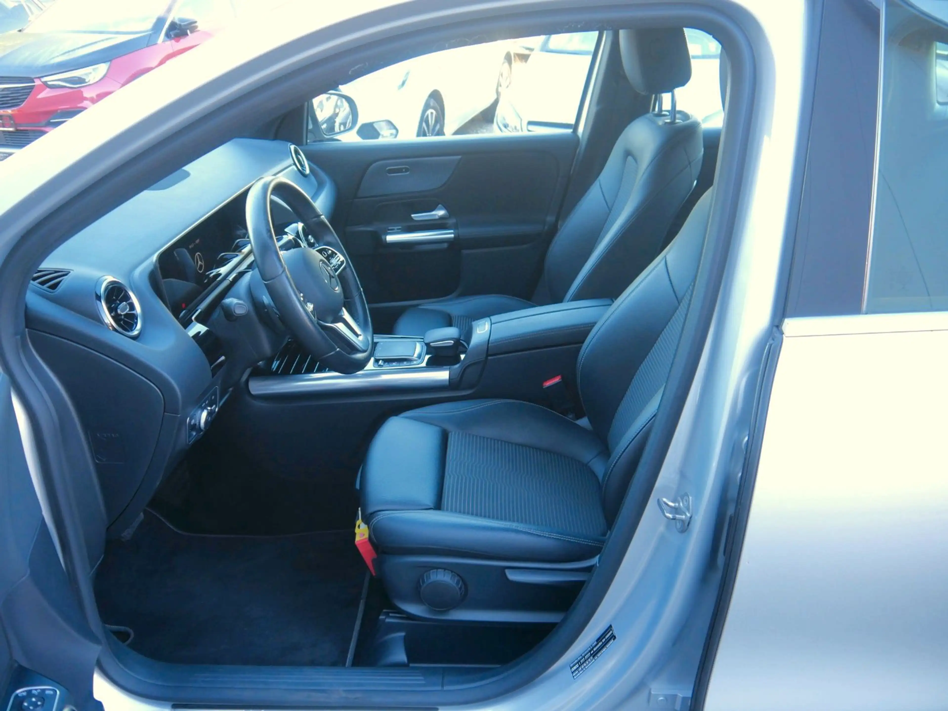 Mercedes-Benz GLA 200 d Progressive NAVI/LED/AHK/RFK/E-KLAPPE — photo 7