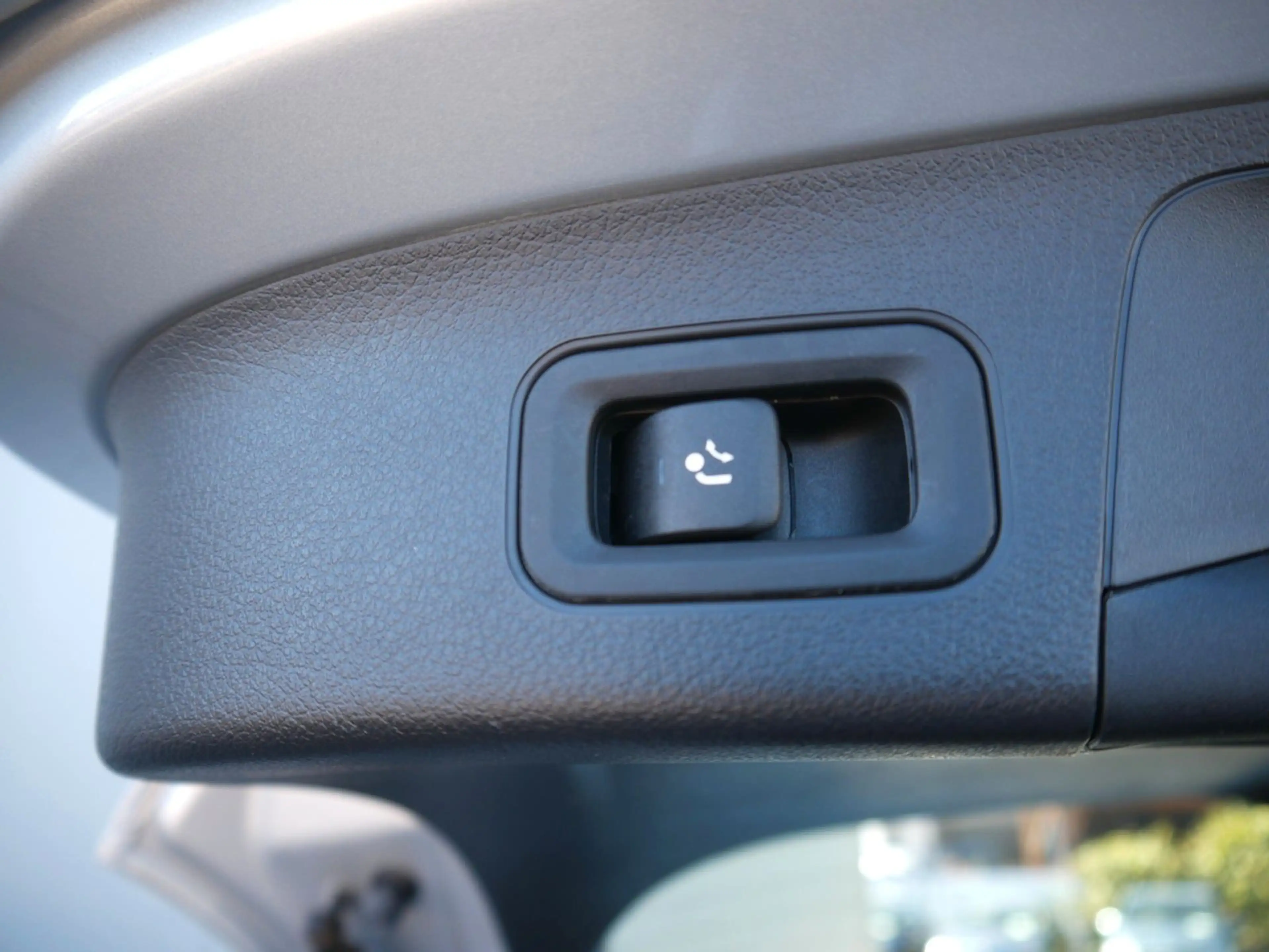 Mercedes-Benz GLA 200 d Progressive NAVI/LED/AHK/RFK/E-KLAPPE — photo 13