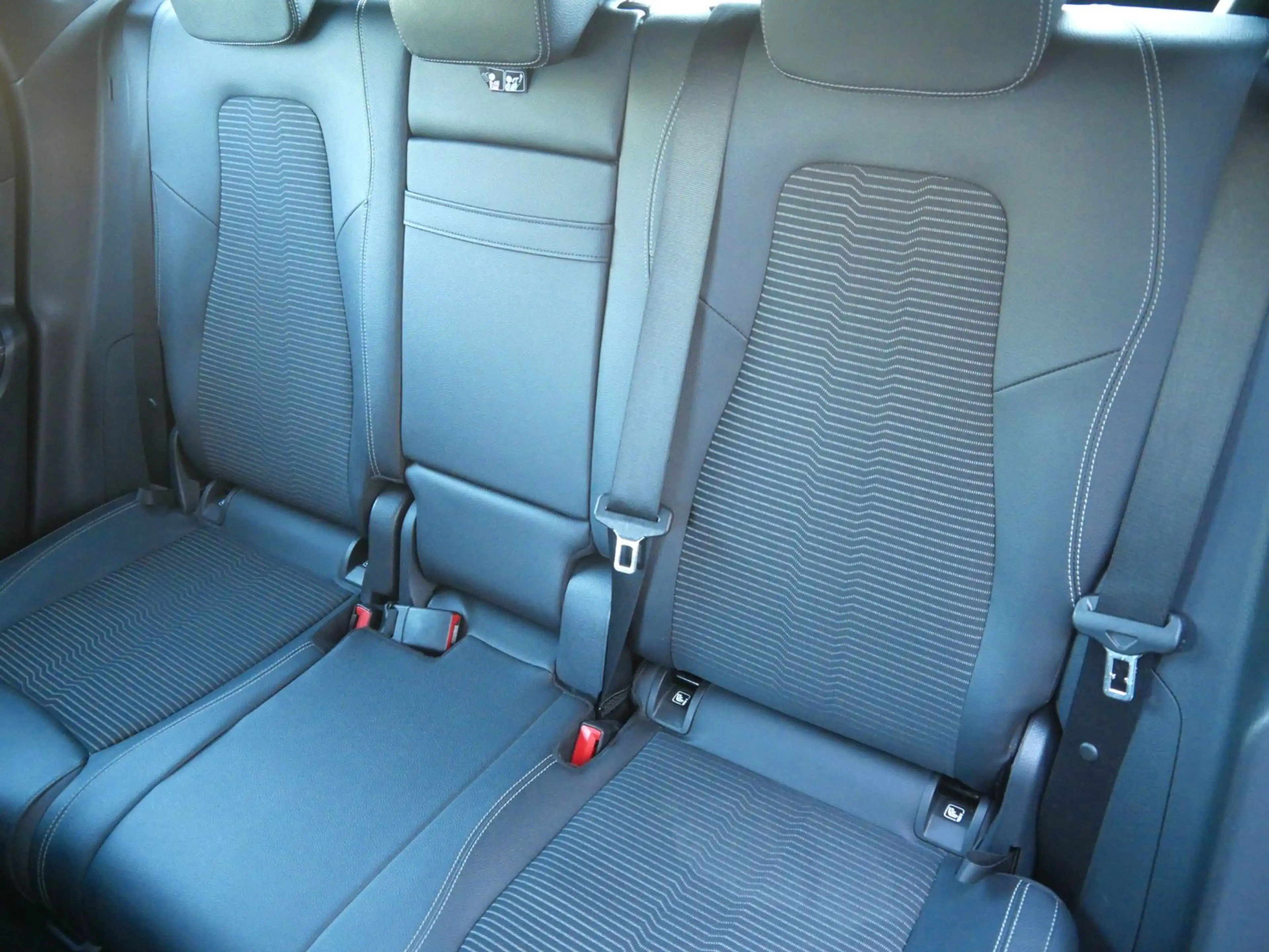 Mercedes-Benz GLA 200 d Progressive NAVI/LED/AHK/RFK/E-KLAPPE — photo 10