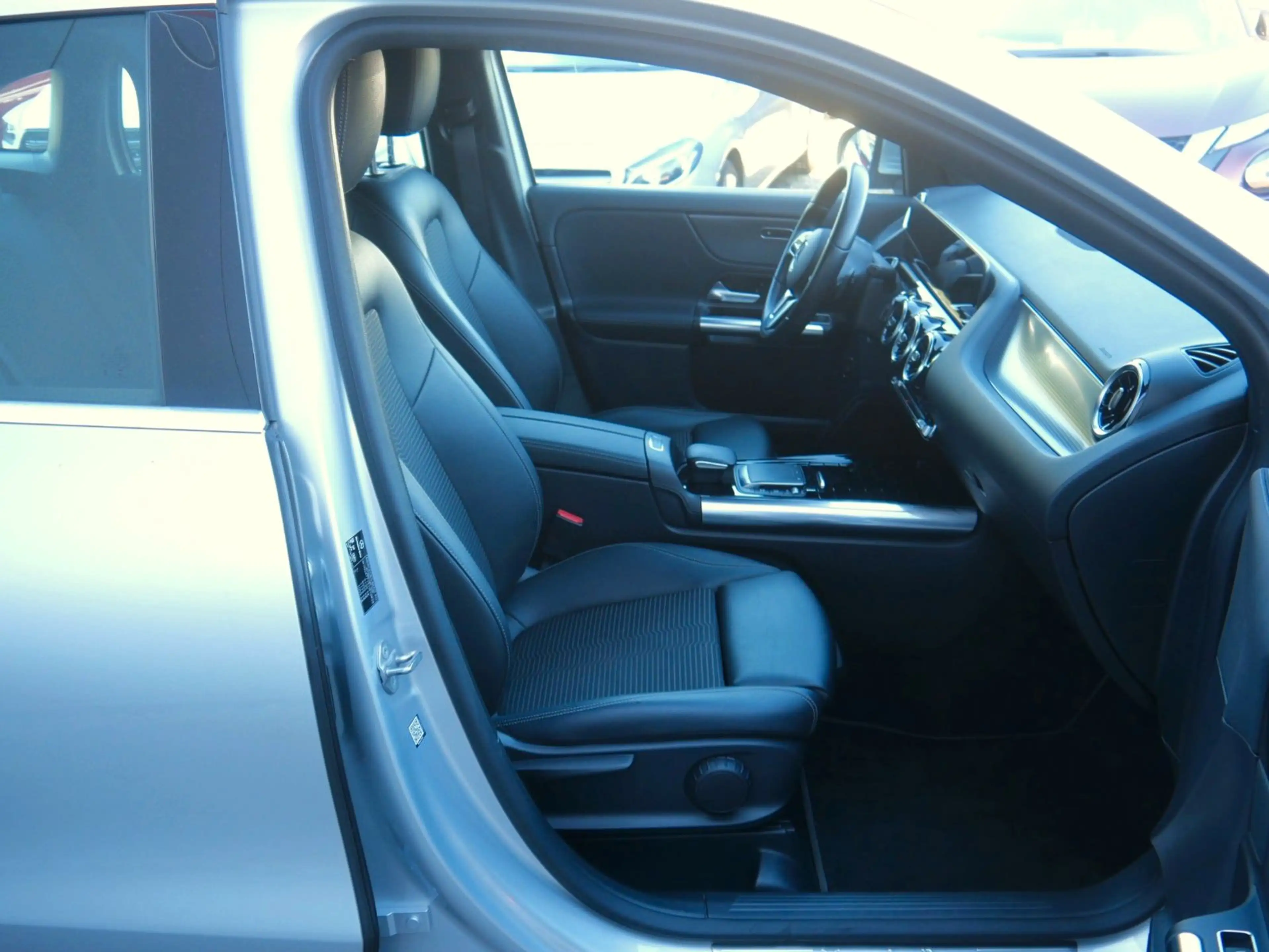 Mercedes-Benz GLA 200 d Progressive NAVI/LED/AHK/RFK/E-KLAPPE — photo 15