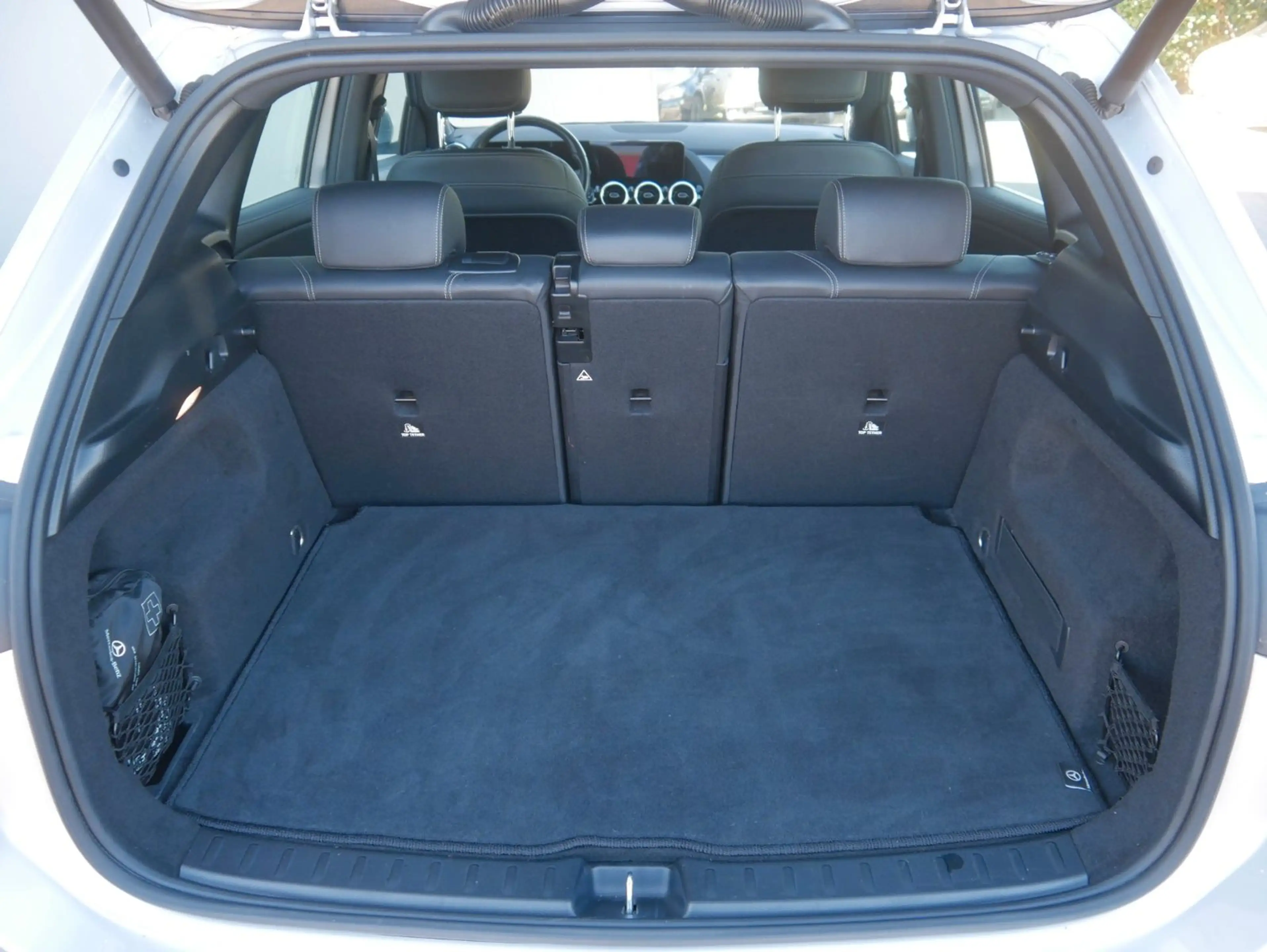 Mercedes-Benz GLA 200 d Progressive NAVI/LED/AHK/RFK/E-KLAPPE — photo 11