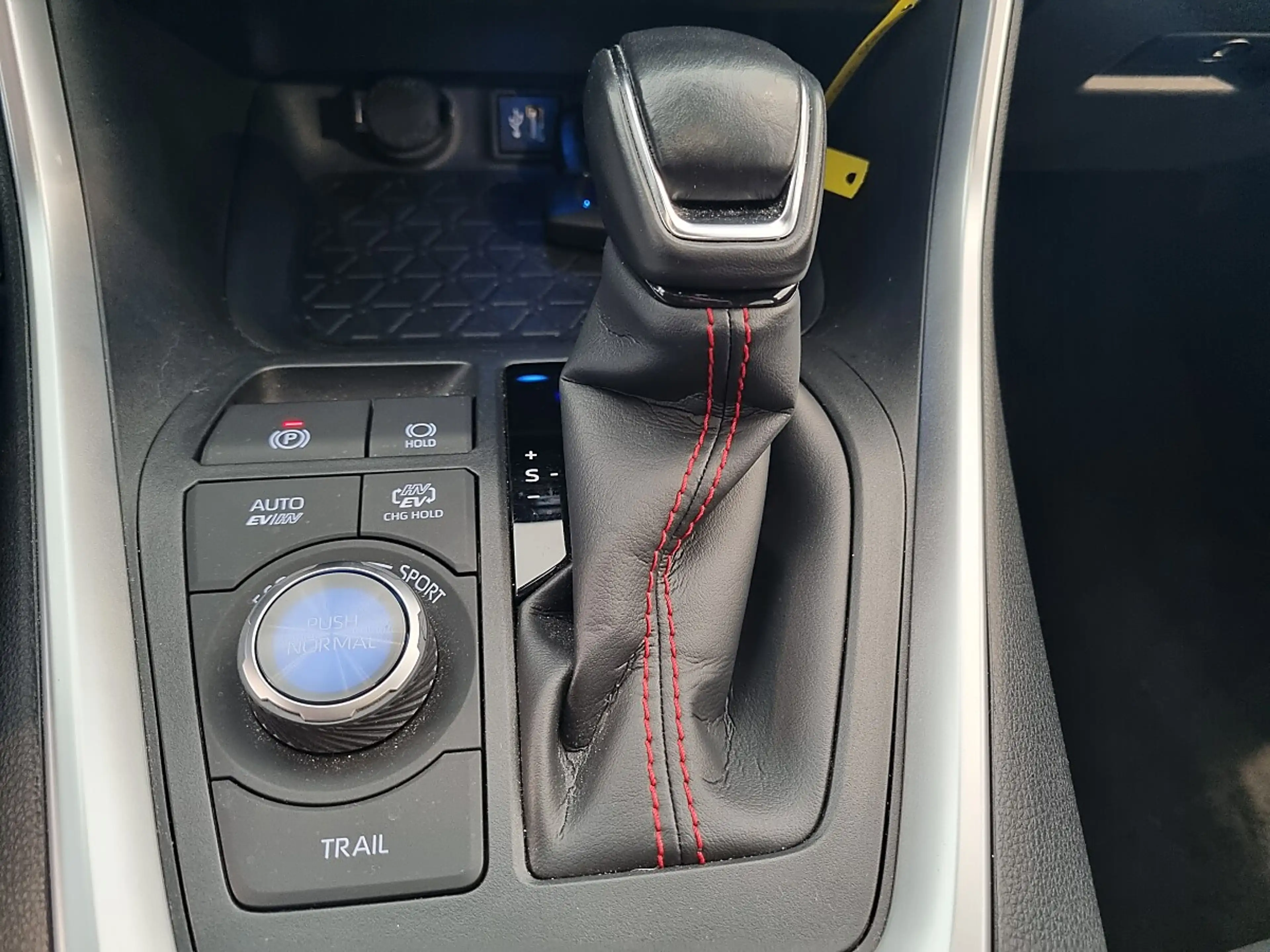 Suzuki Across 2,5 PHEV E-Four Flash CVT — photo 15