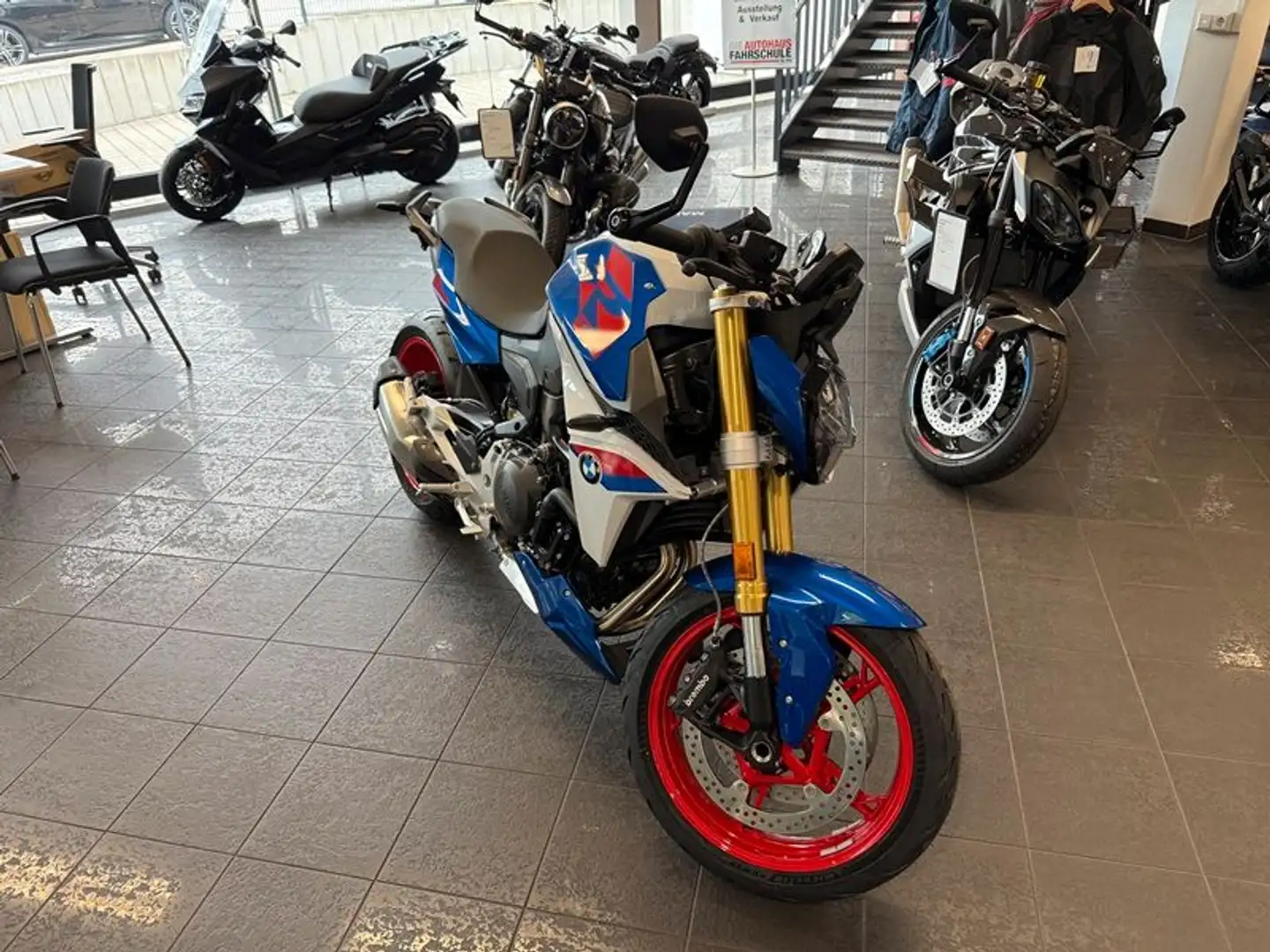 BMW F 900 R mit Tieferlegung und niedriger Sitzbank Blau - 2