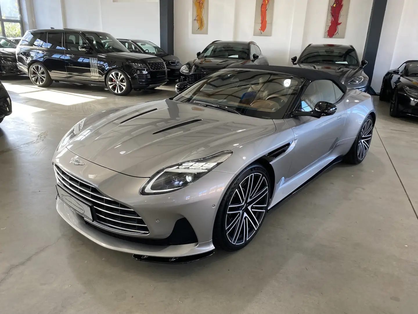 Aston Martin DB Volante Q-Special Paint B&W Inspire Comfort Plateado - 2