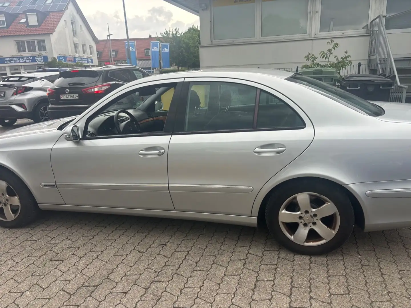 Mercedes-Benz E 200 ELEGANCE AUTOMATIK Šedá - 1