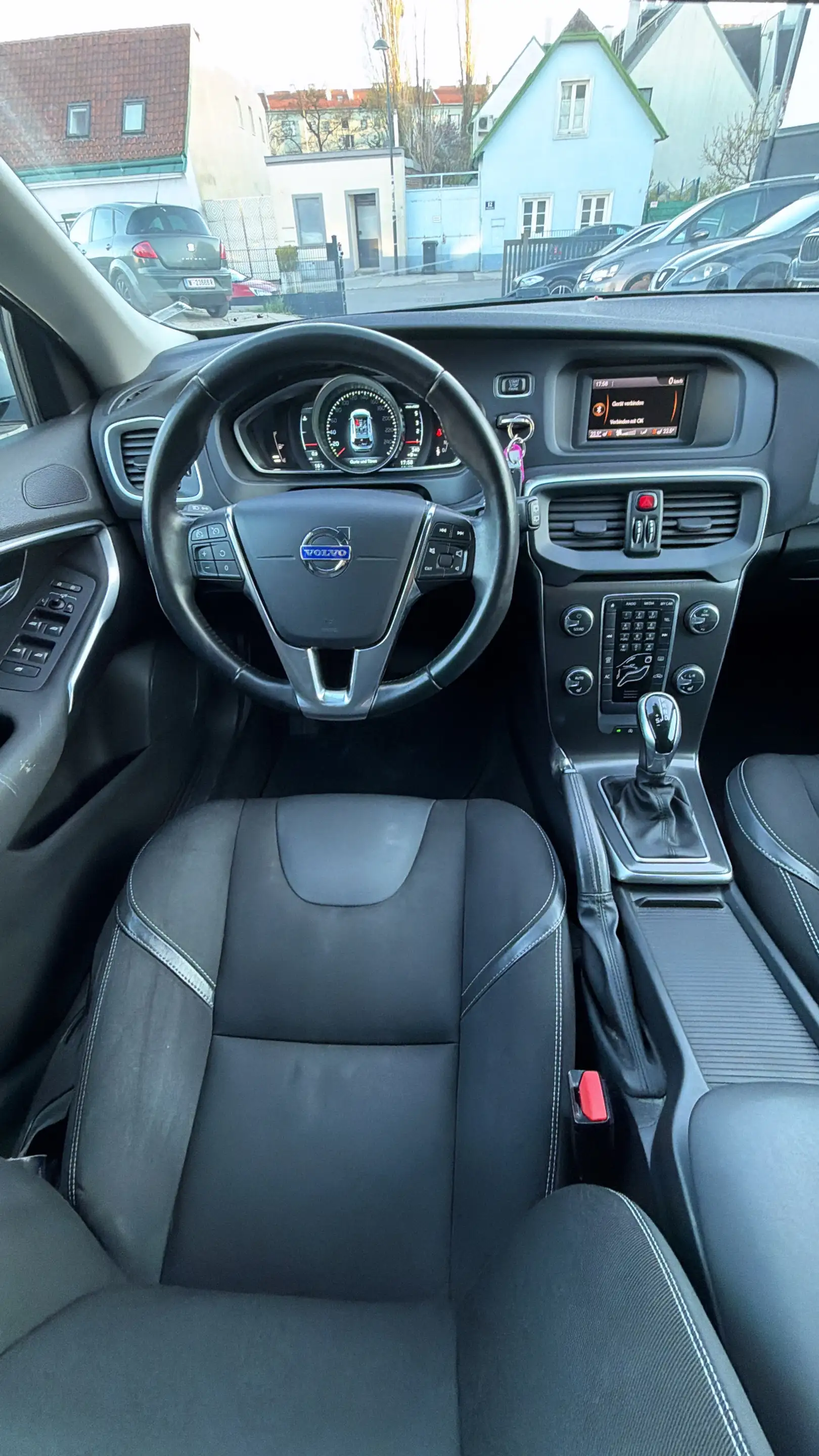 Volvo V40 Momentum — photo 10