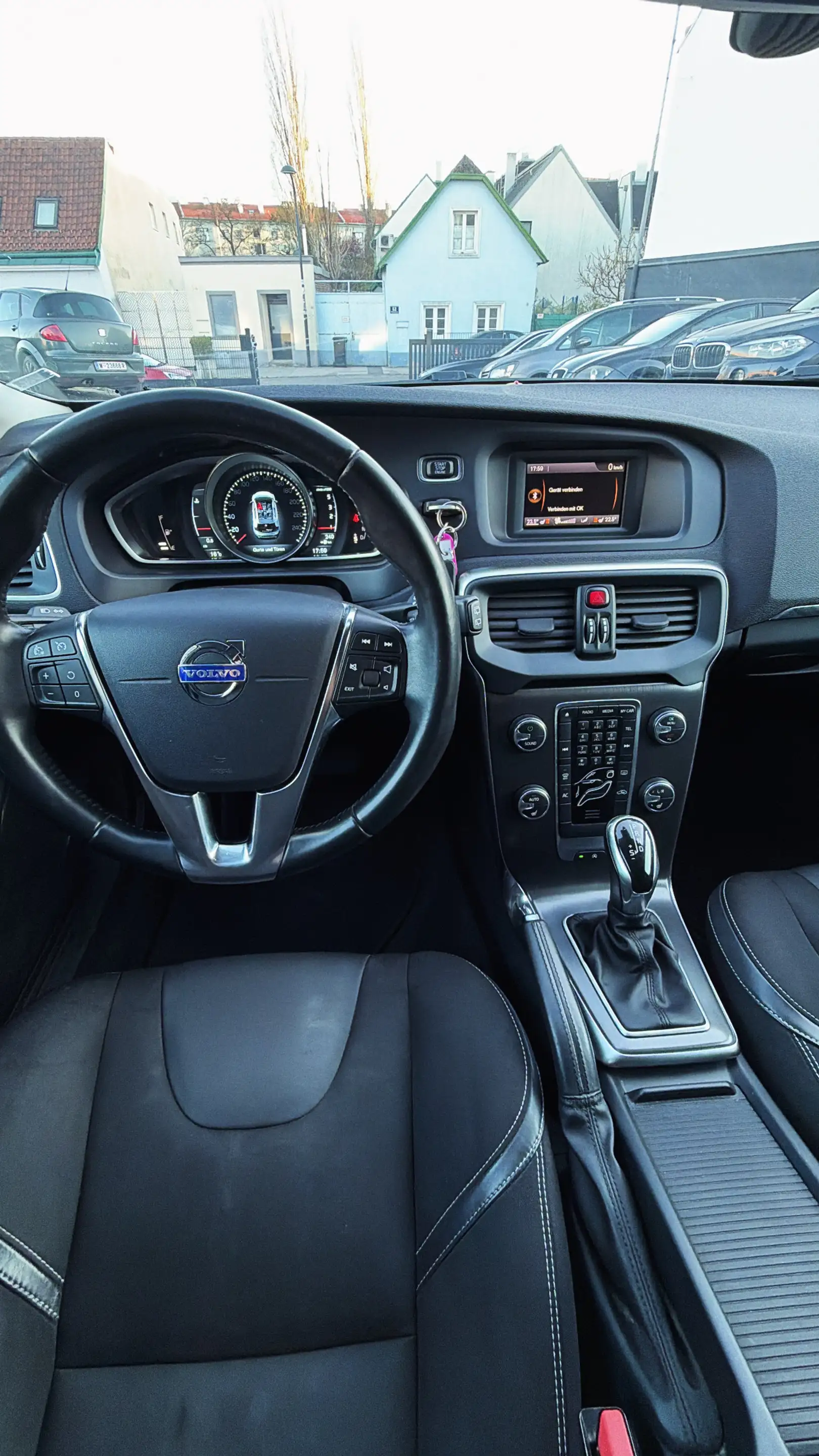 Volvo V40 Momentum — photo 12