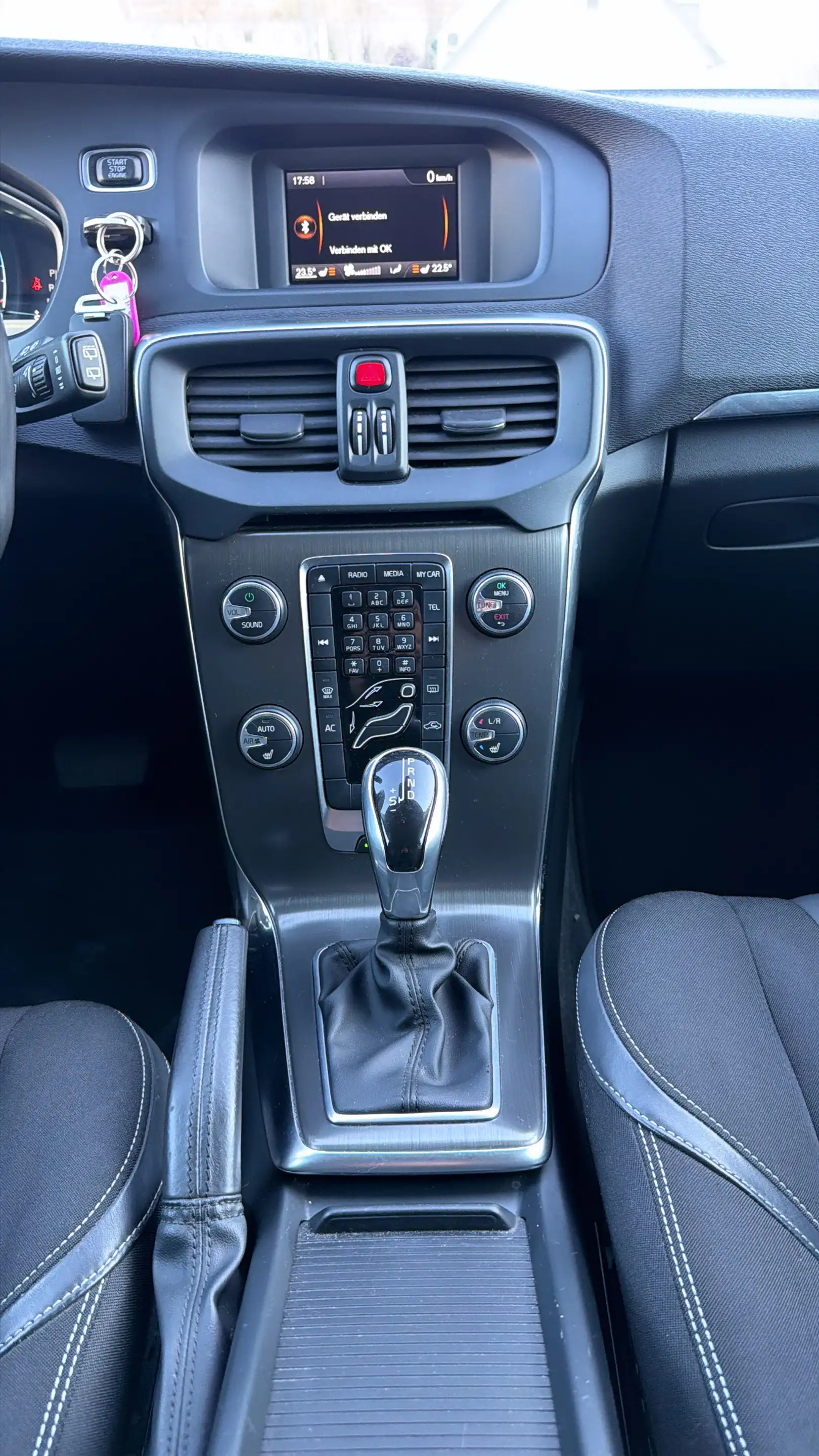 Volvo V40 Momentum — photo 13