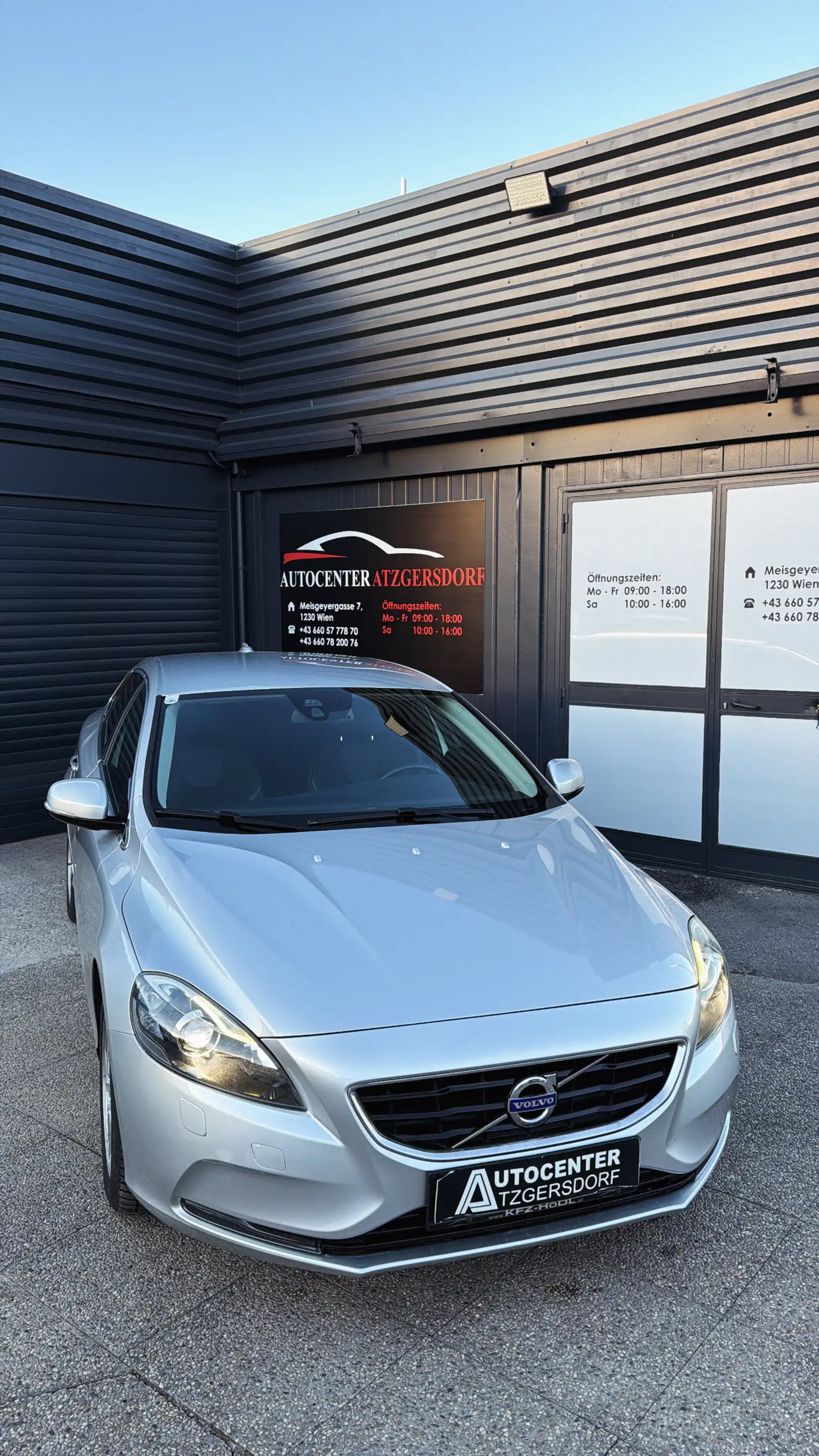 Volvo V40 Momentum — photo 14
