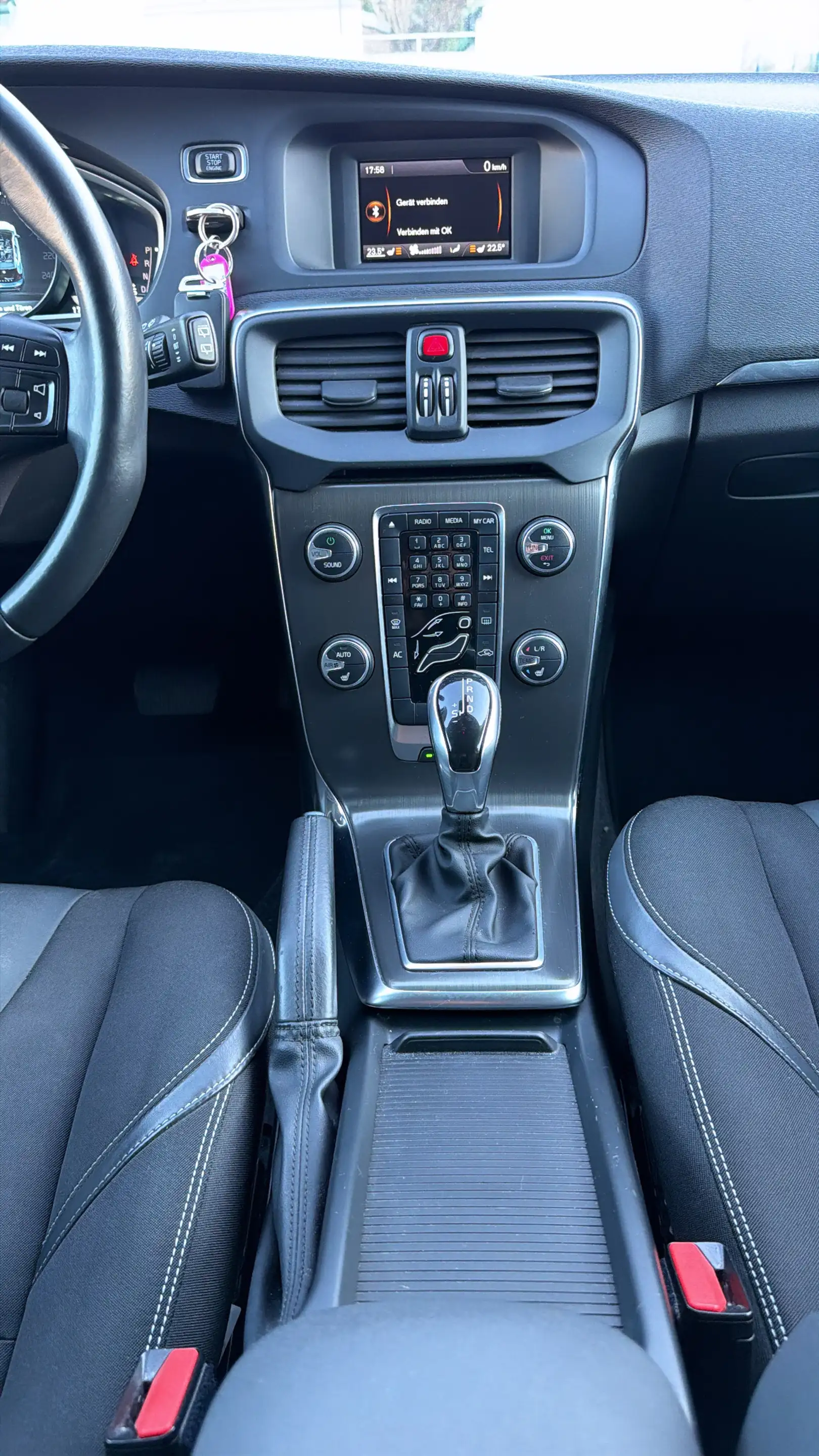 Volvo V40 Momentum — photo 9