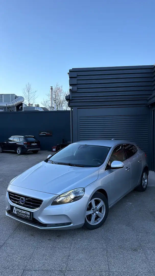 Volvo V40 Momentum Silber - 1
