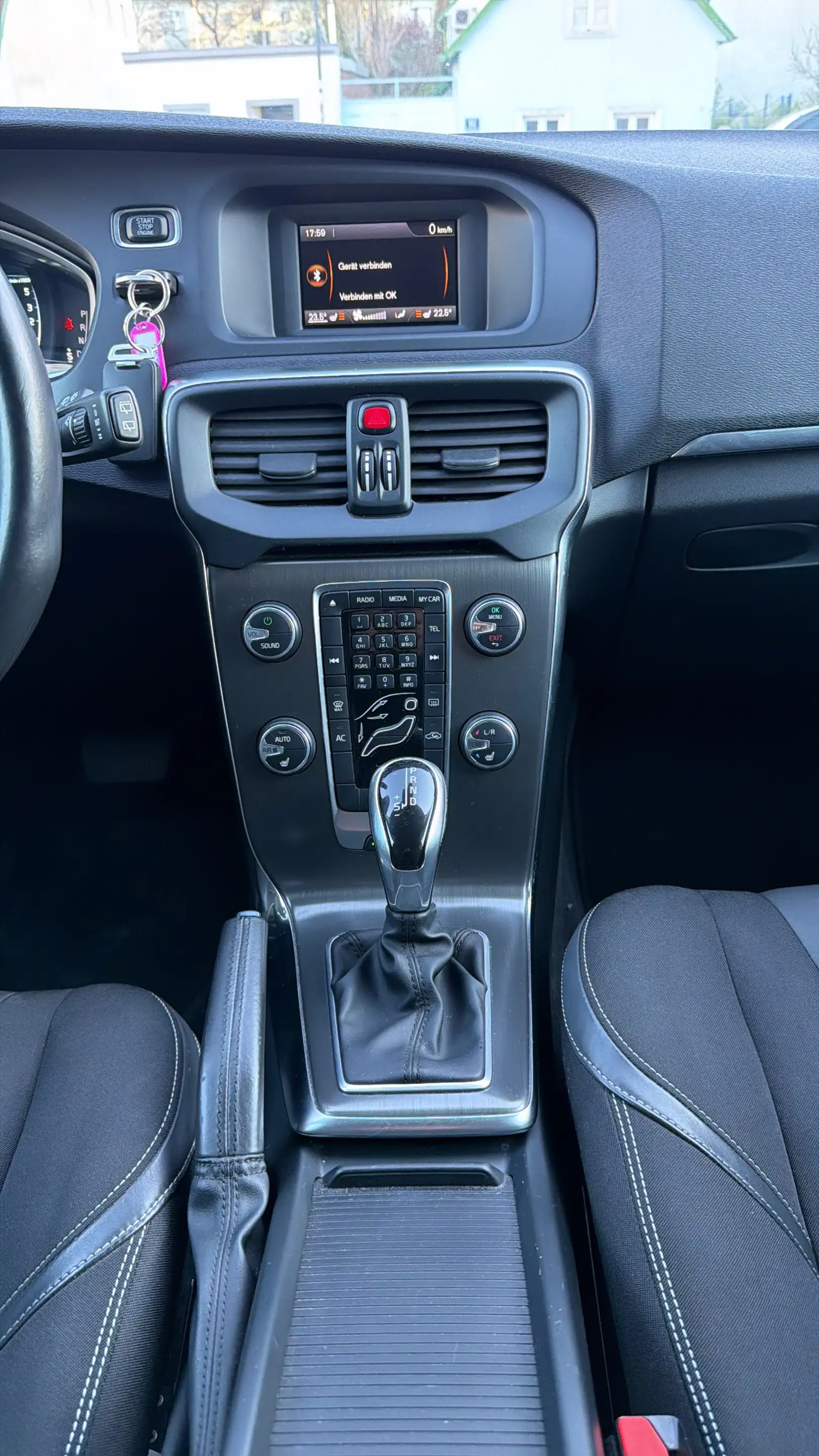 Volvo V40 Momentum — photo 11