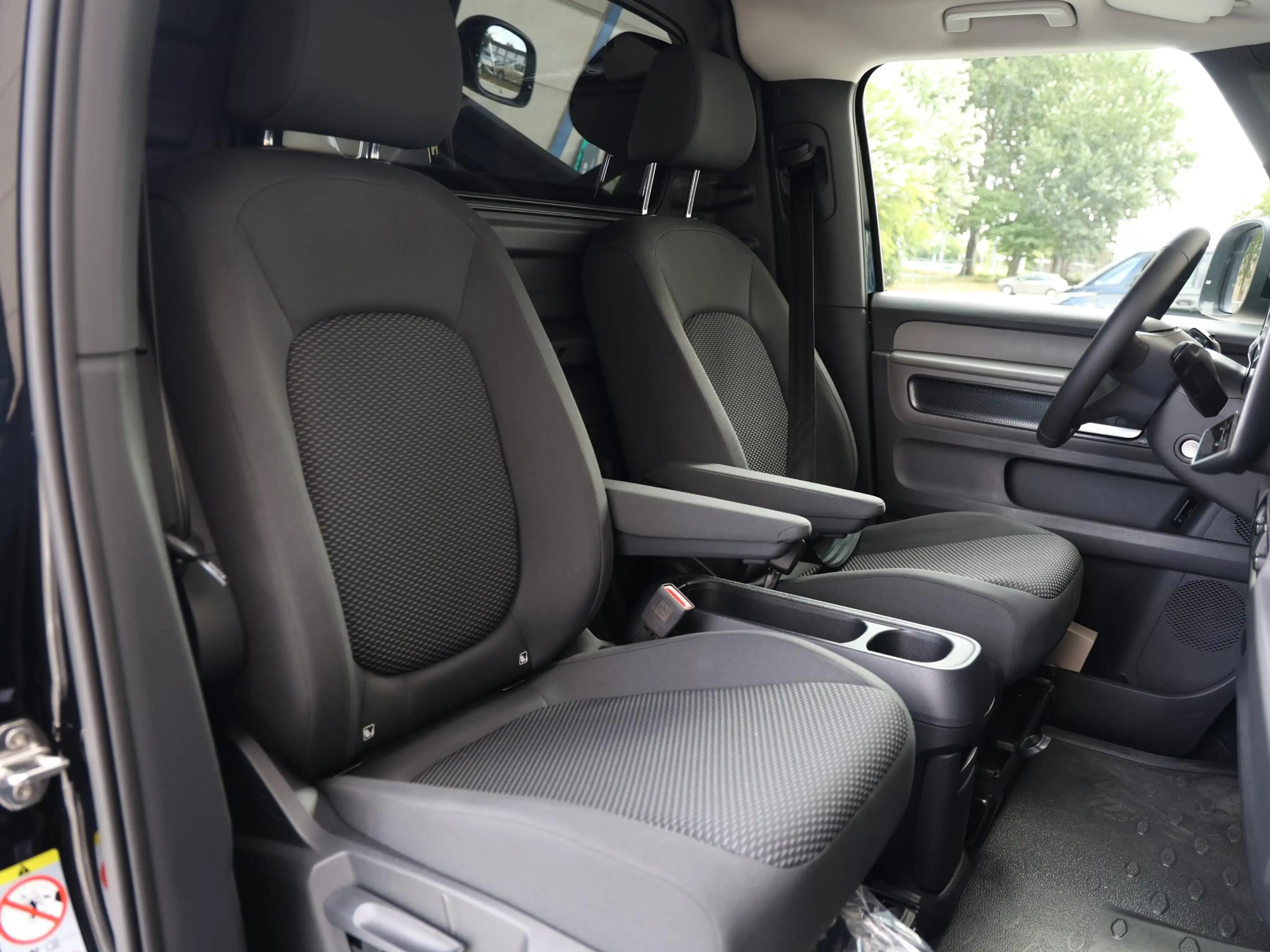 Volkswagen ID. Buzz Cargo Bulli Limited Edition Elektromotor 210 kW (286 pk) — photo 8