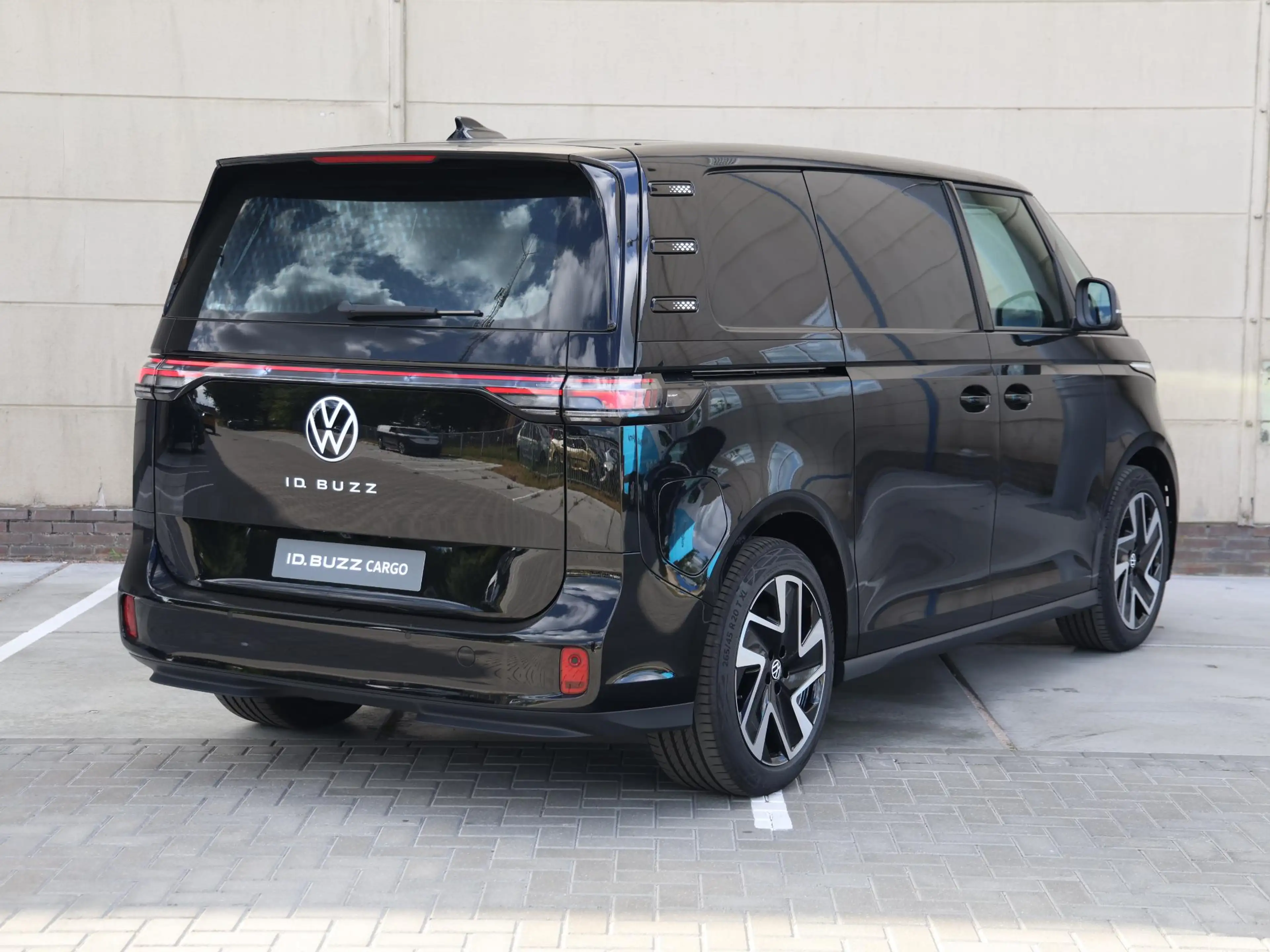 Volkswagen ID. Buzz Cargo Bulli Limited Edition Elektromotor 210 kW (286 pk) — photo 5