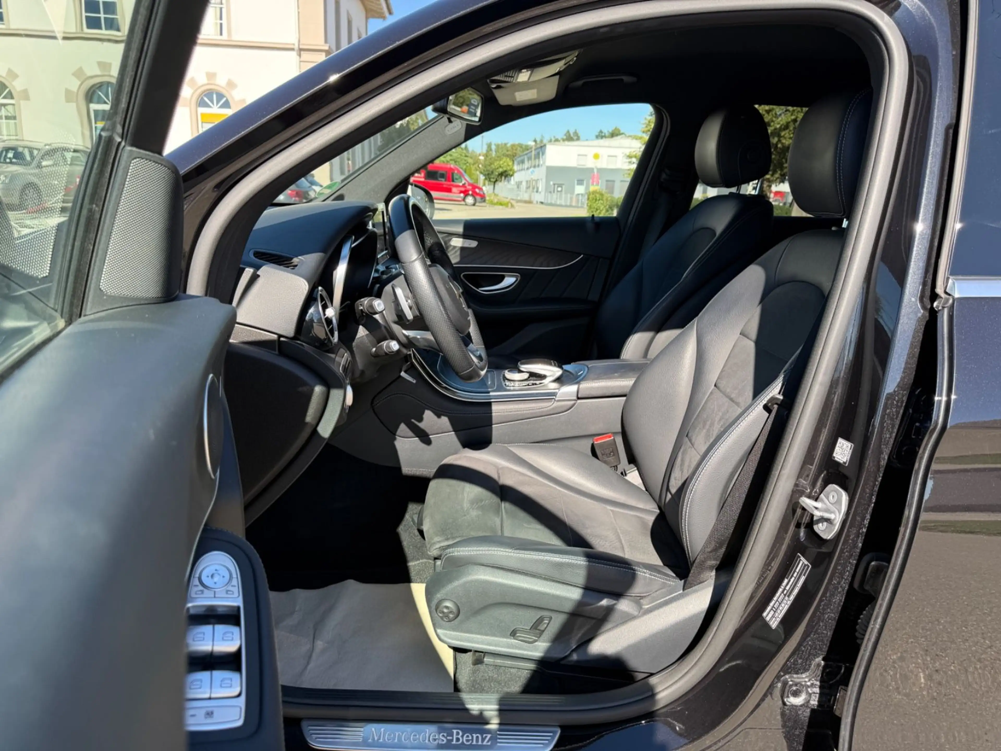 Mercedes-Benz GLC 250 d 4Matic AMG AHK SHZ NAVI RFK — photo 14