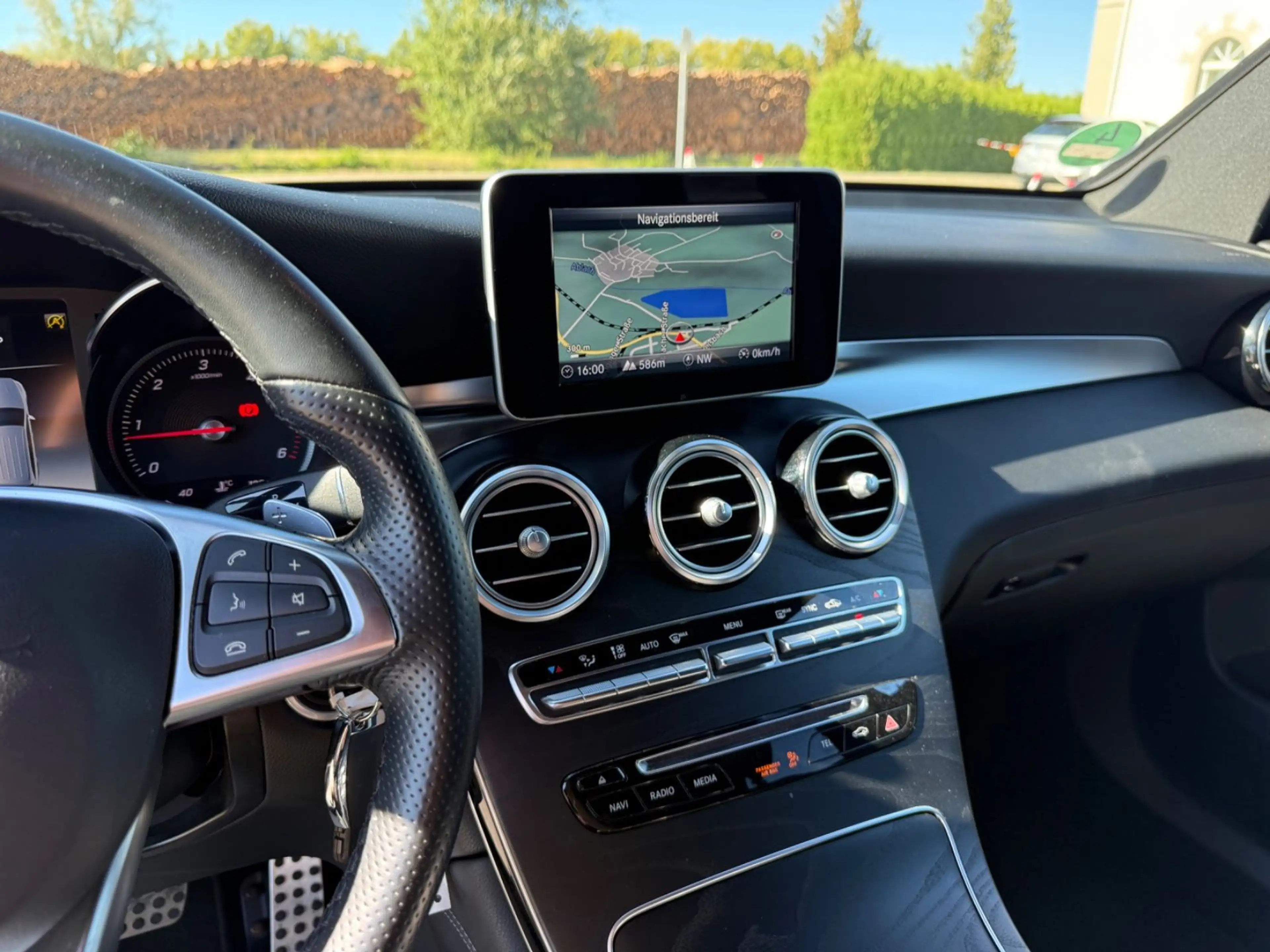 Mercedes-Benz GLC 250 d 4Matic AMG AHK SHZ NAVI RFK — photo 23