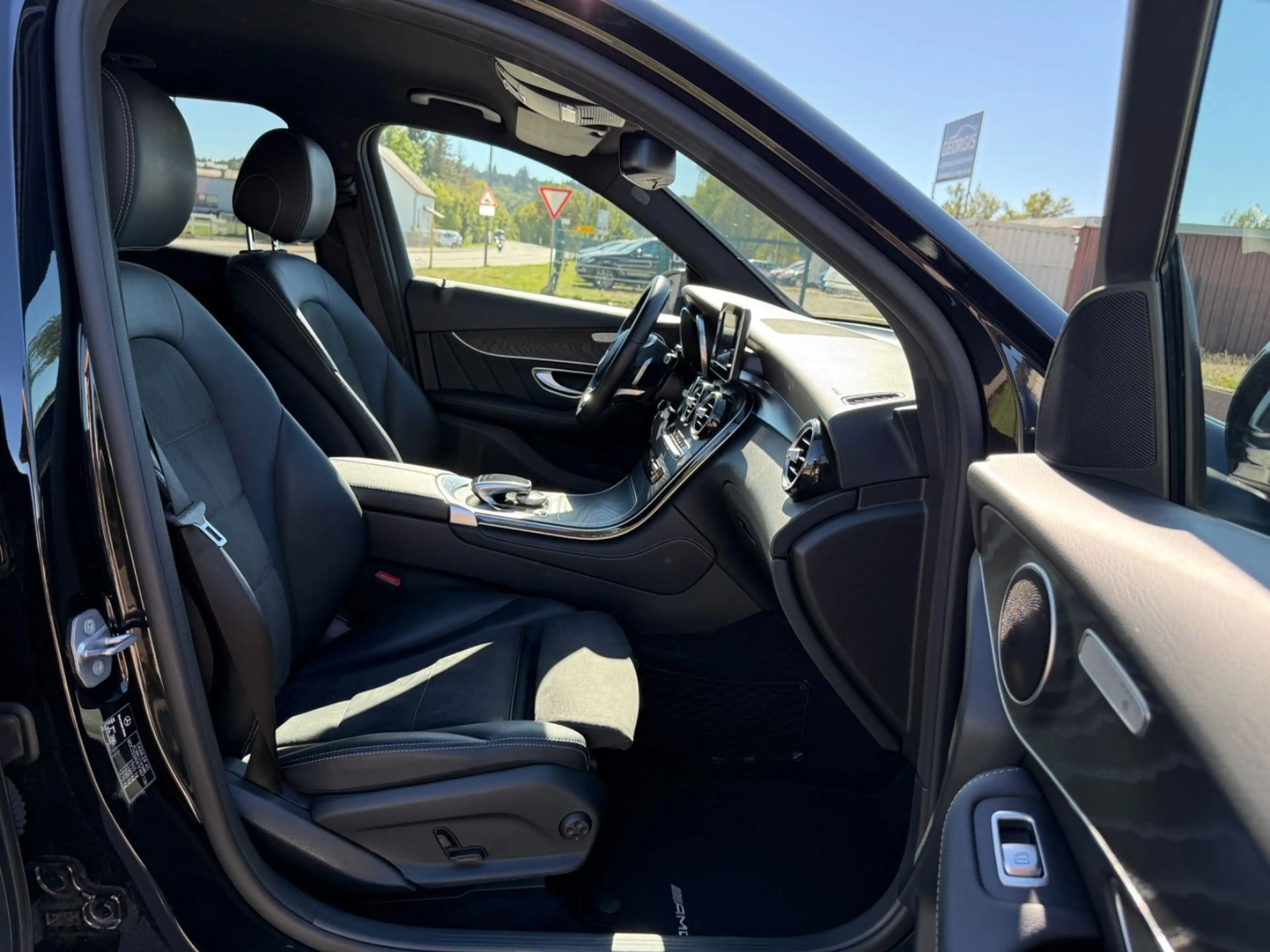 Mercedes-Benz GLC 250 d 4Matic AMG AHK SHZ NAVI RFK — photo 15