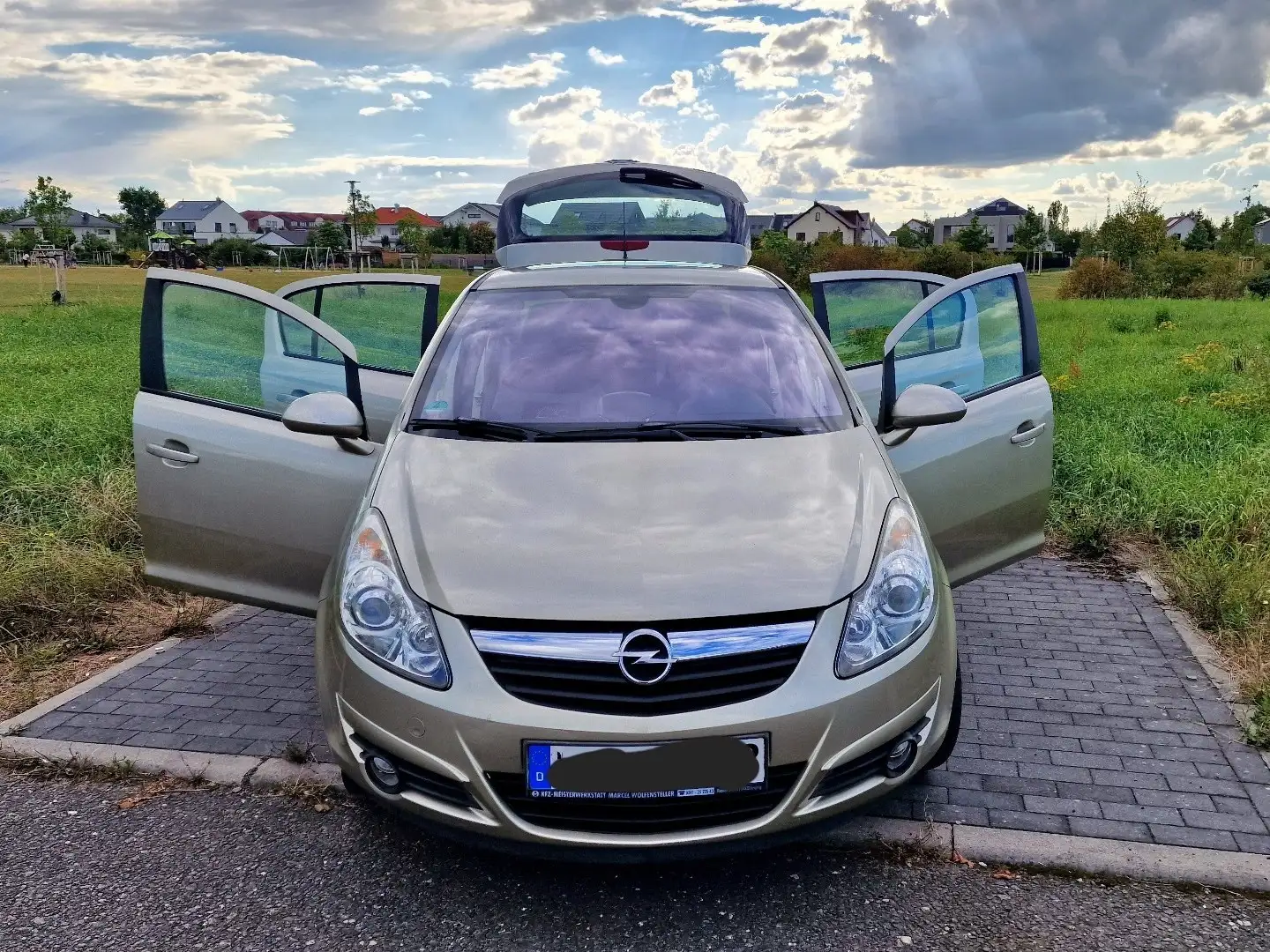 Opel Corsa Cosmo Beige - 1