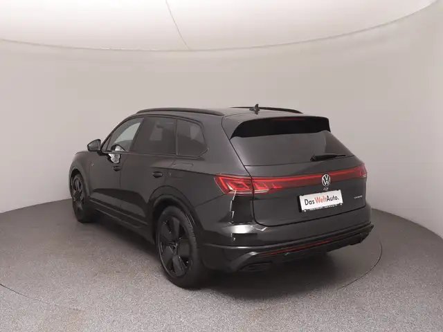Volkswagen Touareg view 5