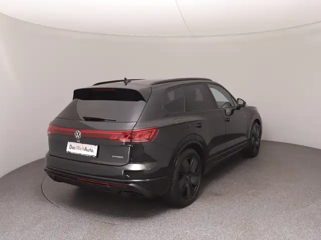 Volkswagen Touareg view 4