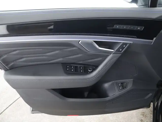Volkswagen Touareg view 11