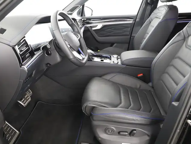 Volkswagen Touareg view 9