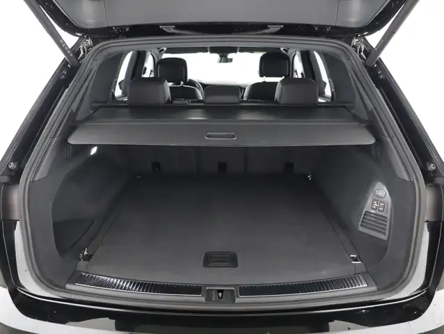 Volkswagen Touareg view 8