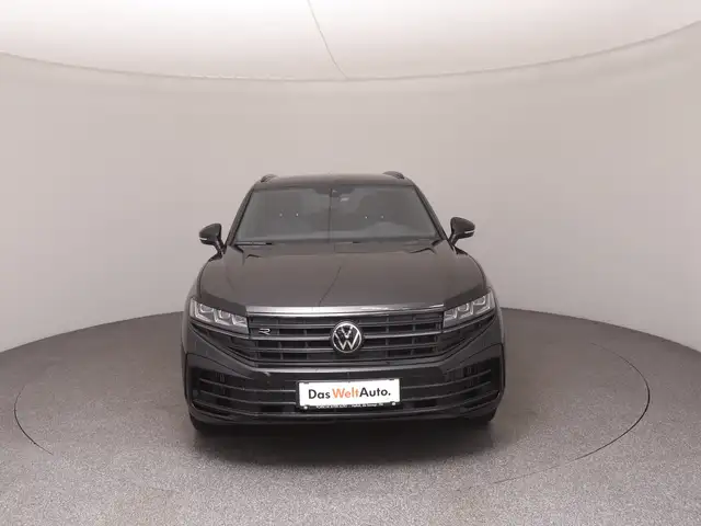 Volkswagen Touareg view 3