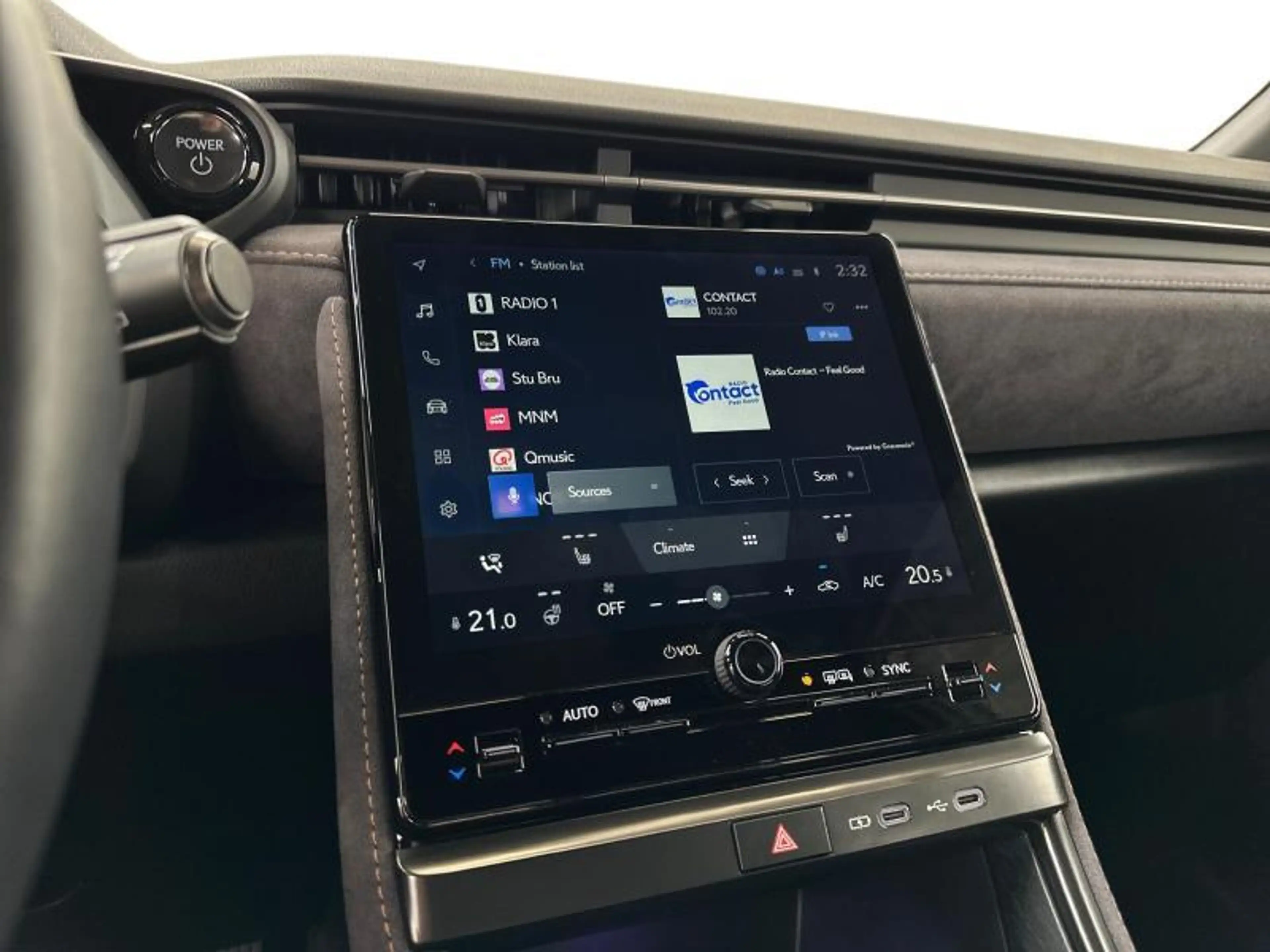 Lexus LBX 136hp HEV Cool BiTone | carplay | all seasons — photo 11