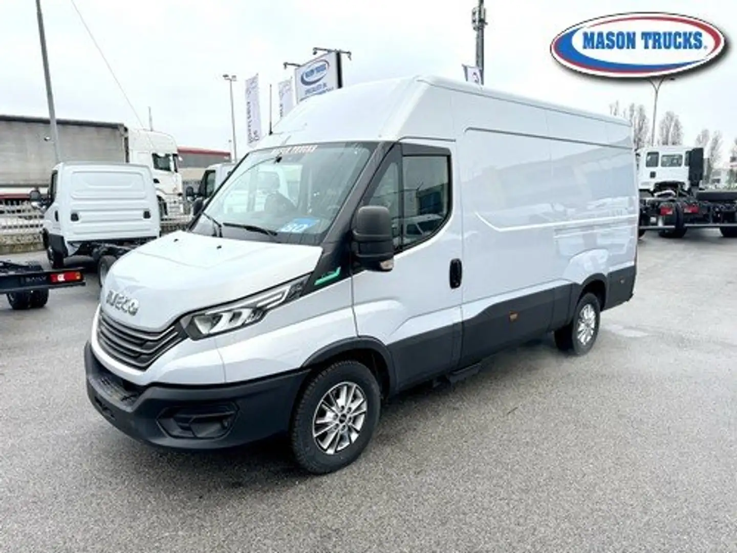 Iveco Daily 35s140 Hi-Matic Natural Power Gris - 2