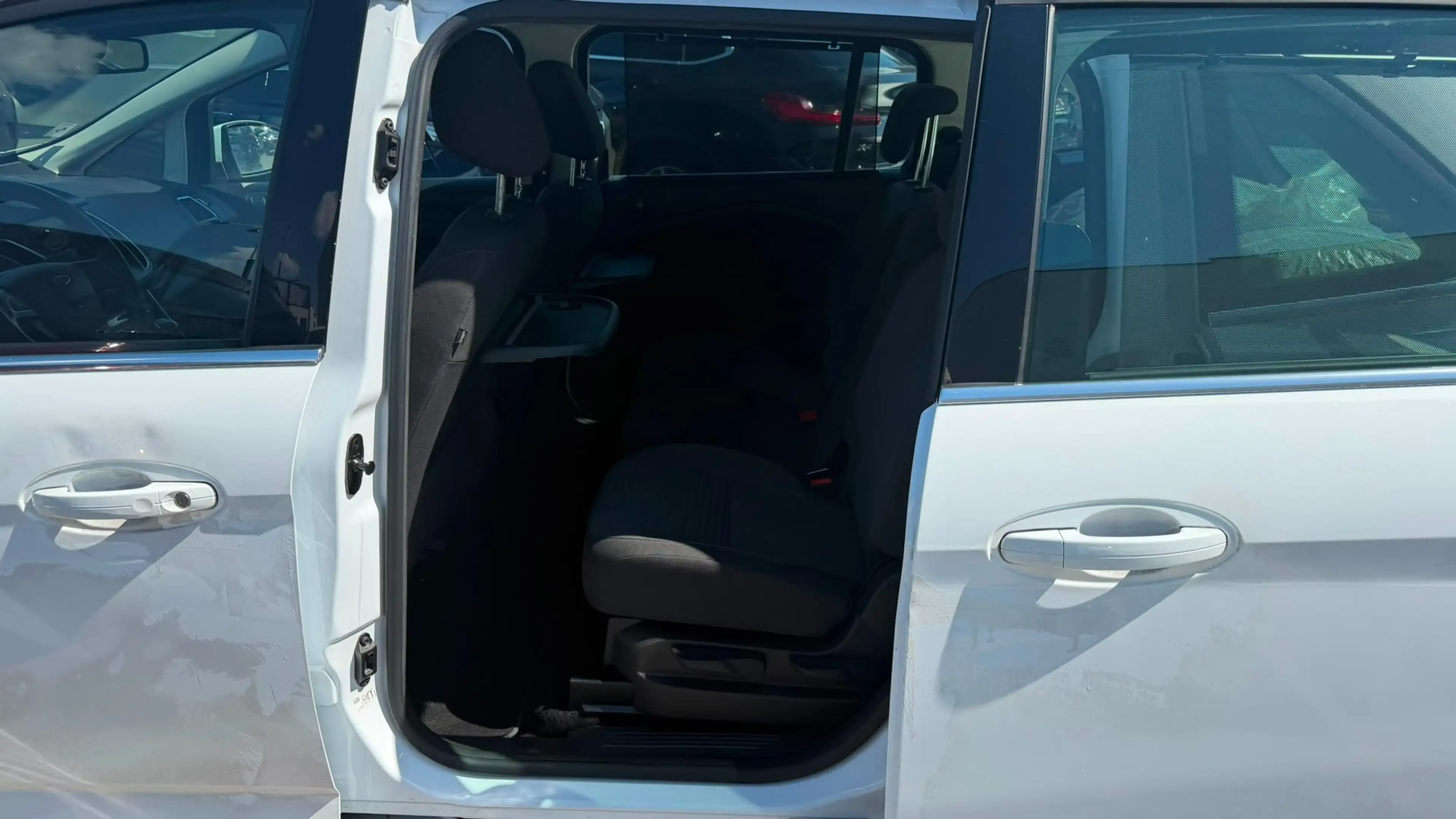 Ford Grand C-Max Titanium 1,5 150PS ParkhilfeVorn Sitzheiz Tempomat — photo 9