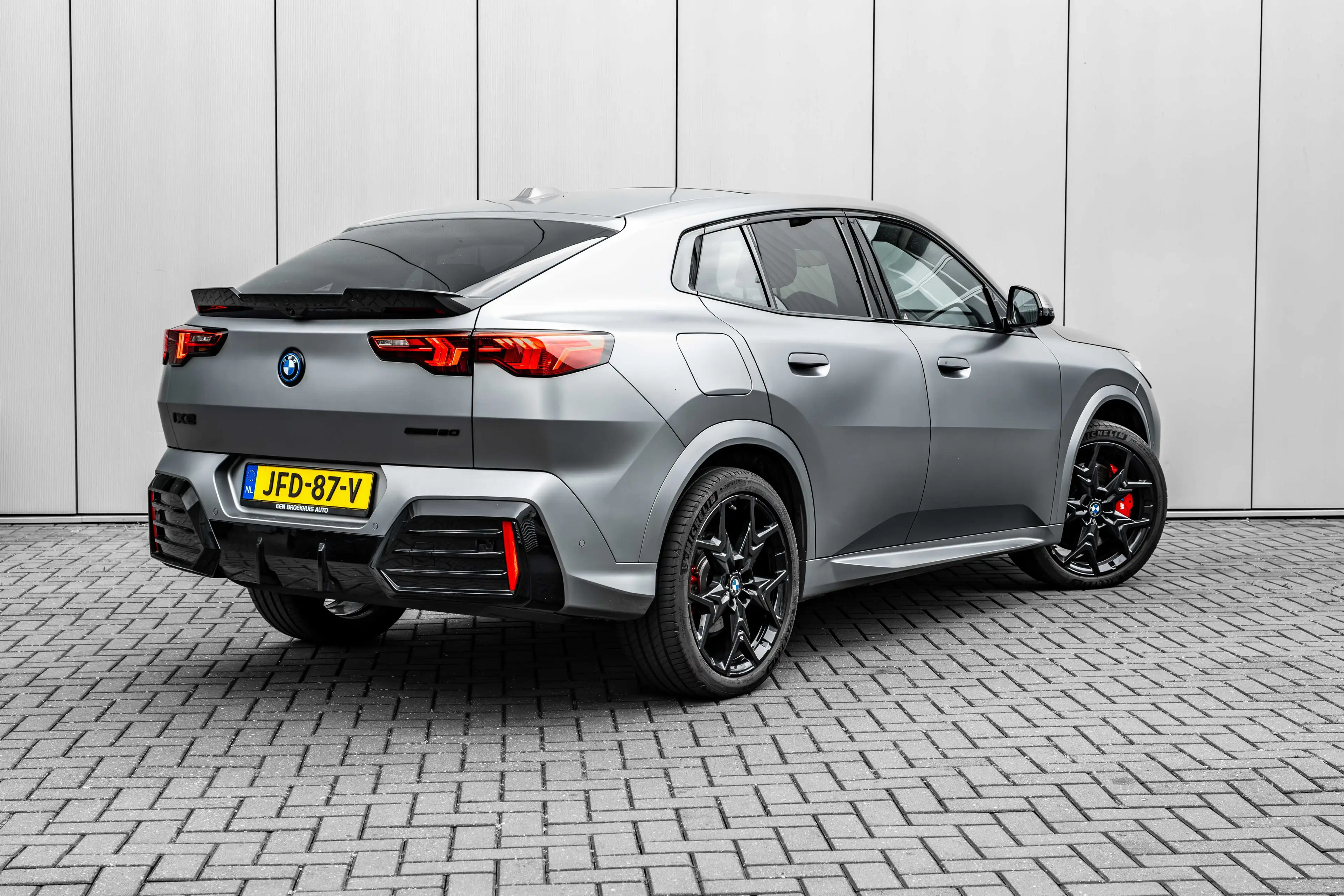 BMW iX2 eDrive20 67 kWh M Sport Edition 204 PK | Trekhaak — photo 2