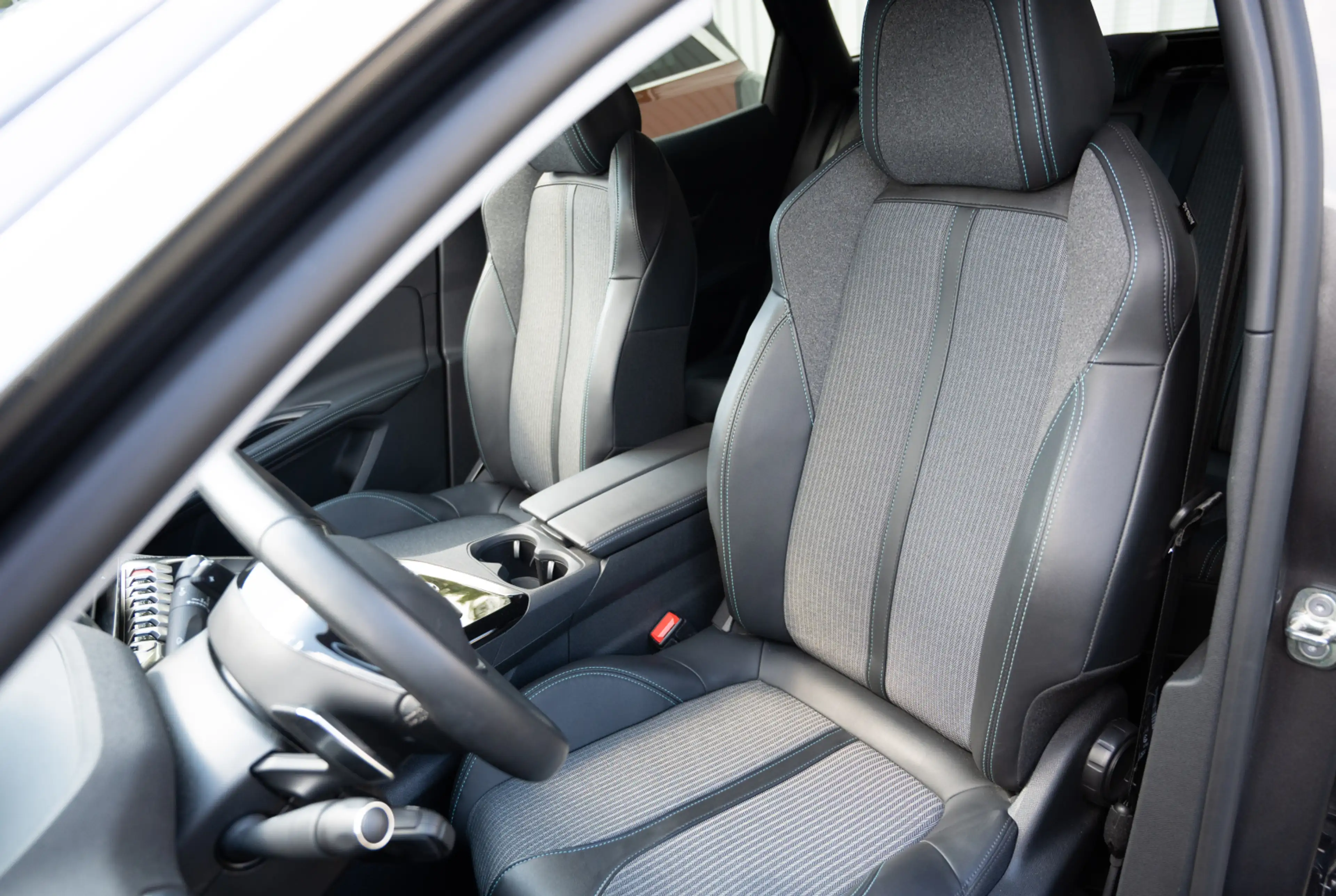 Peugeot 3008 Allure Plug-In-Hybrid 225 e-EAT8 *OBC-7,4kW*NAVI* — photo 6