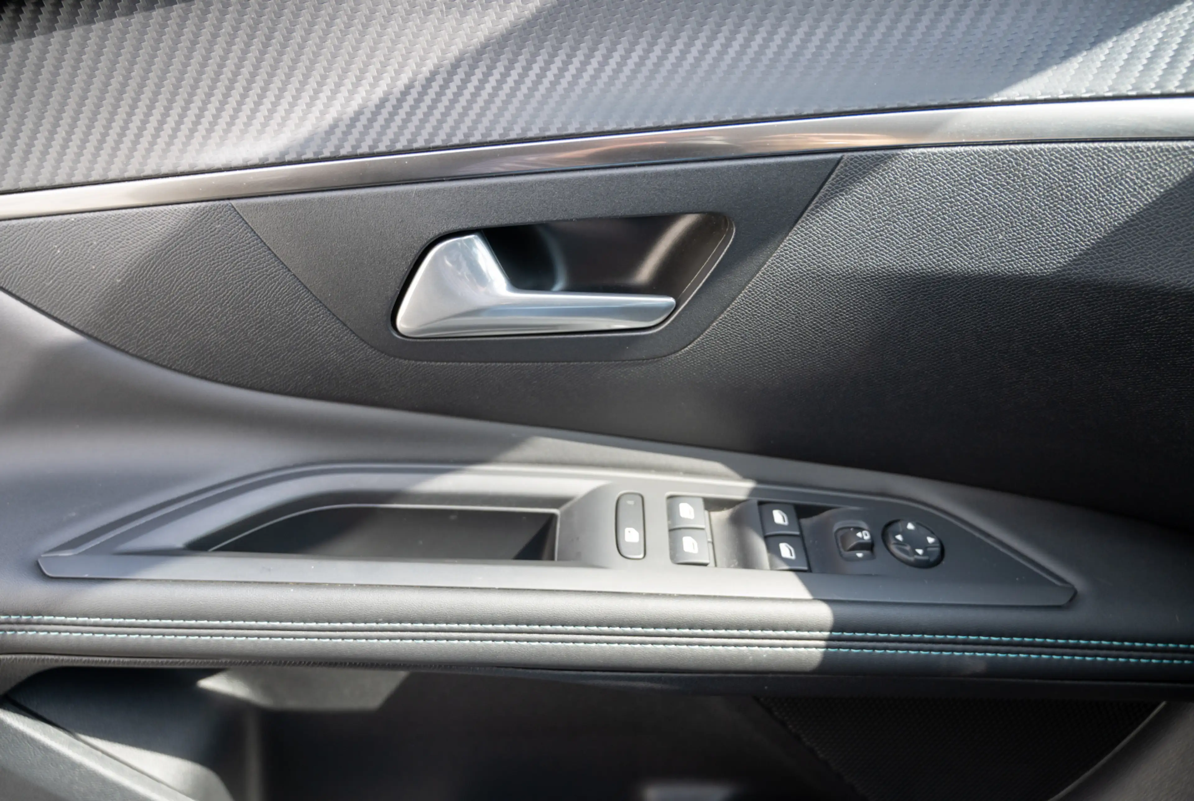 Peugeot 3008 Allure Plug-In-Hybrid 225 e-EAT8 *OBC-7,4kW*NAVI* — photo 12