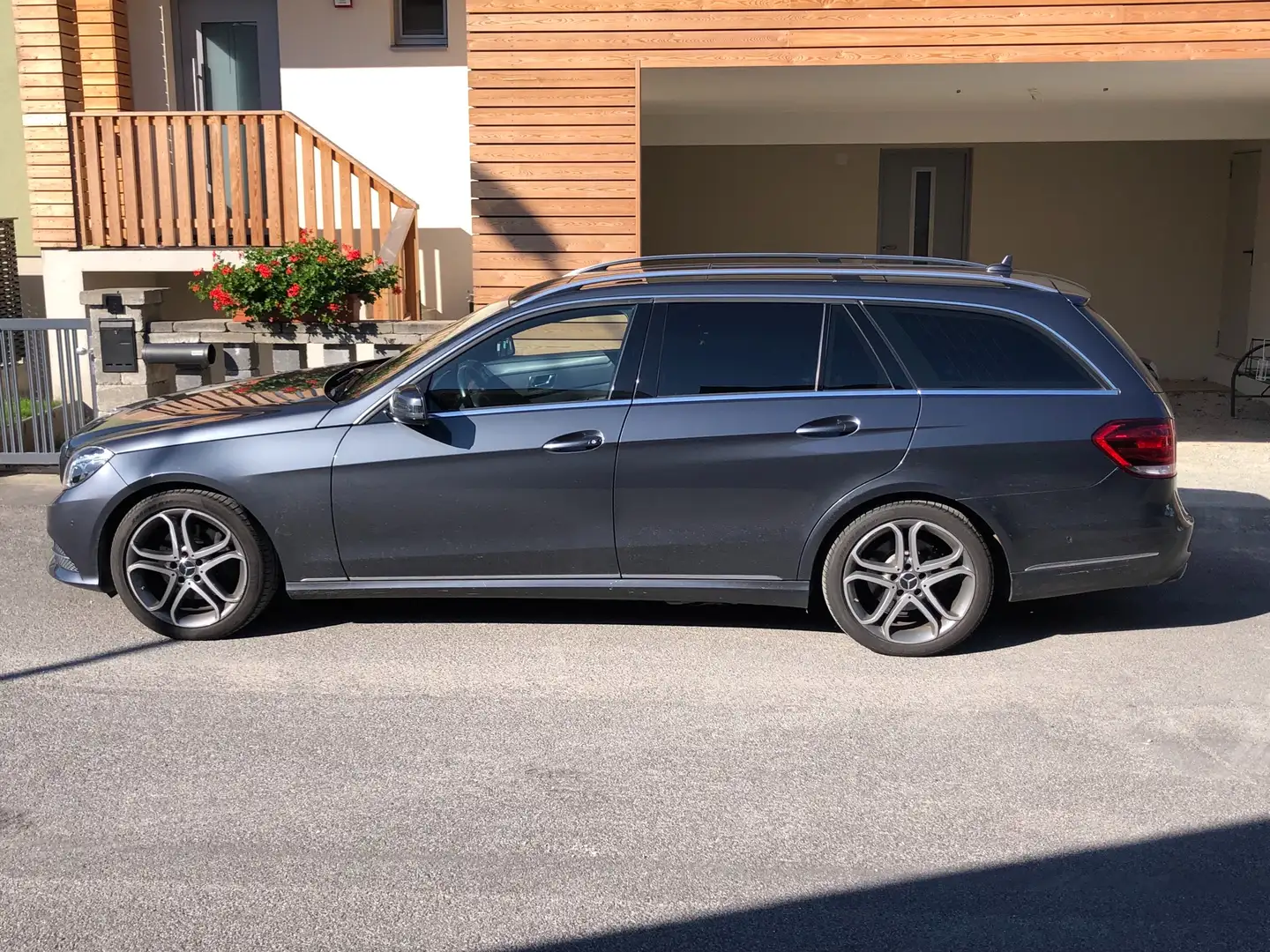 Mercedes-Benz E 220 E 220 T BlueTEC Avantgarde Aut. Avantgarde Grau - 1