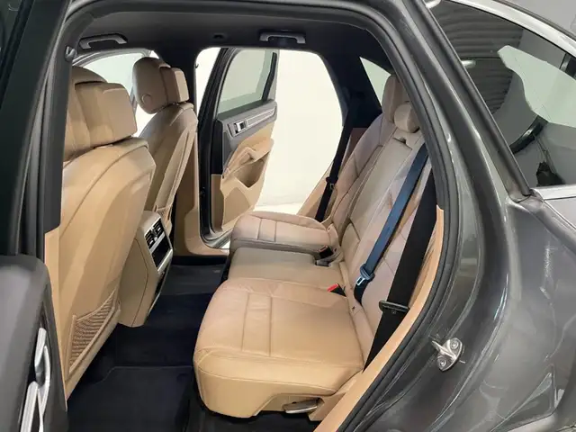 Porsche Cayenne view 7