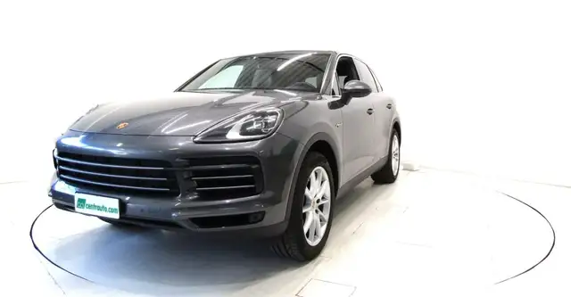 Porsche Cayenne view 3