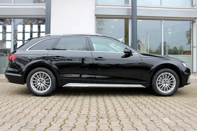 Audi A4 view 4