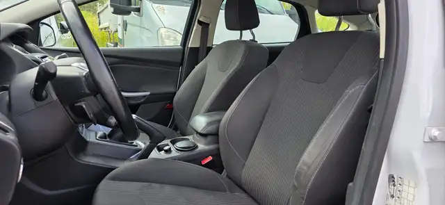 Ford Focus view 3