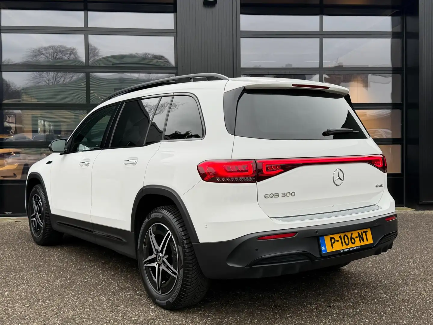 Mercedes-Benz EQB 300 4MATIC AMG Line 7-Persoons SOH 95% Weiß - 2