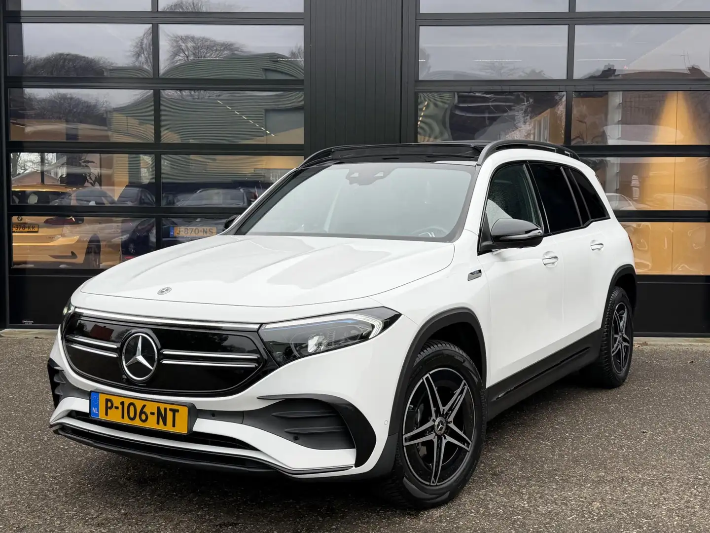 Mercedes-Benz EQB 300 4MATIC AMG Line 7-Persoons SOH 95% Weiß - 1
