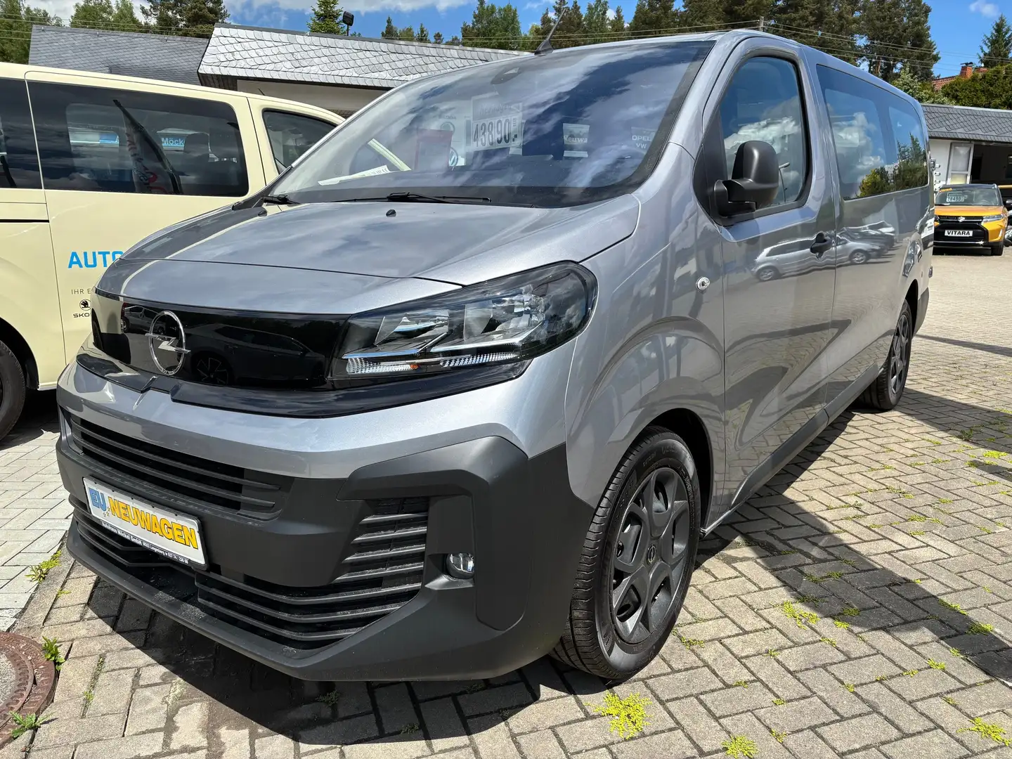 Opel Vivaro BlueHDI 180 2.0 TDI 8-Gang Automatik 9-Sitzer Gris - 1